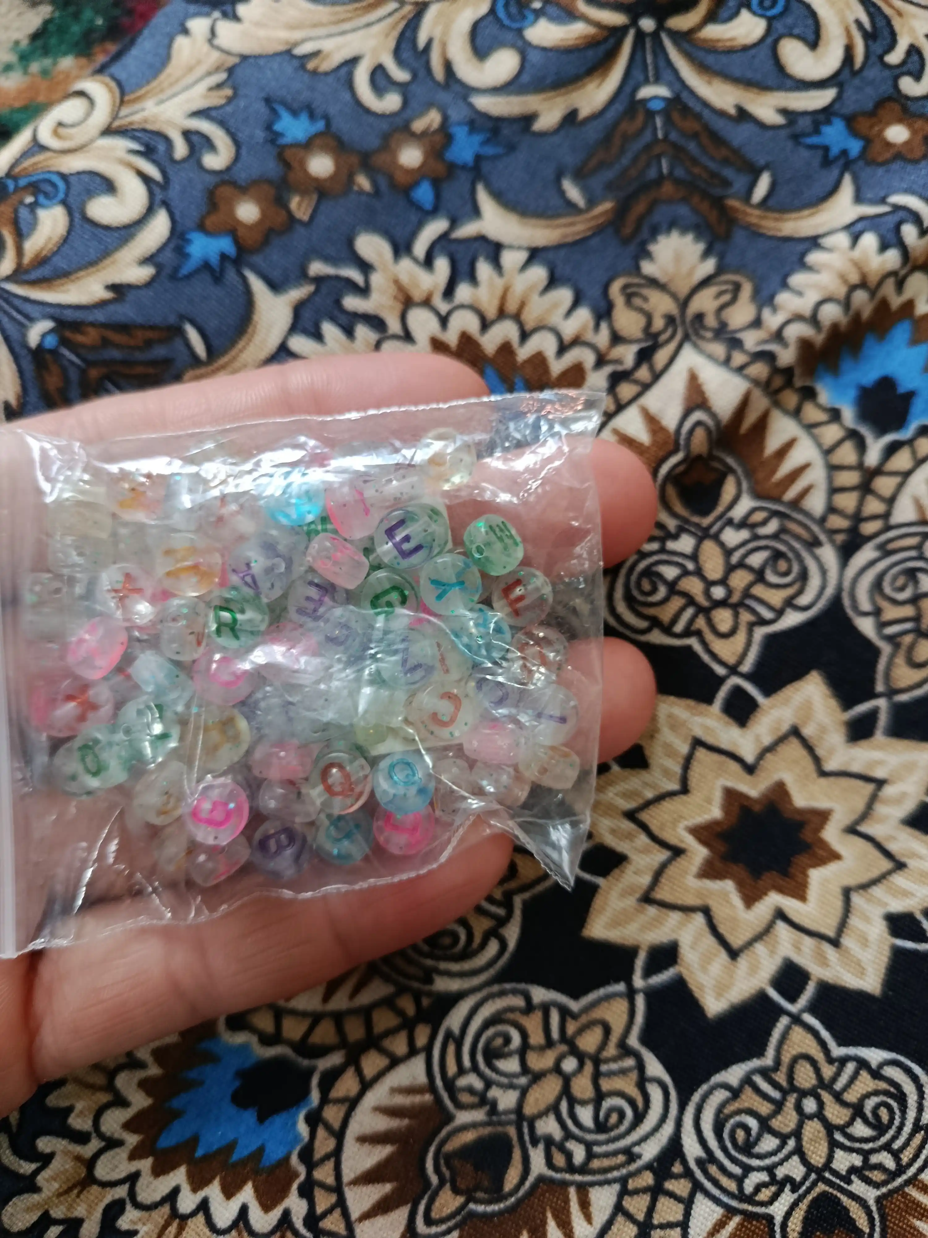 Ko'p rangli munchoqlar, dumaloq, yulduzlar, yuraklar, yarim oylar, harflar