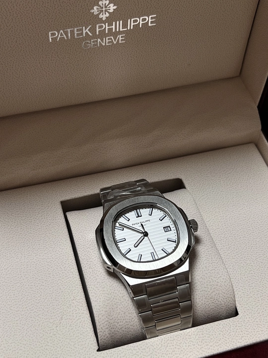 Patek Philippe Nautilus с белым циферблатом - 