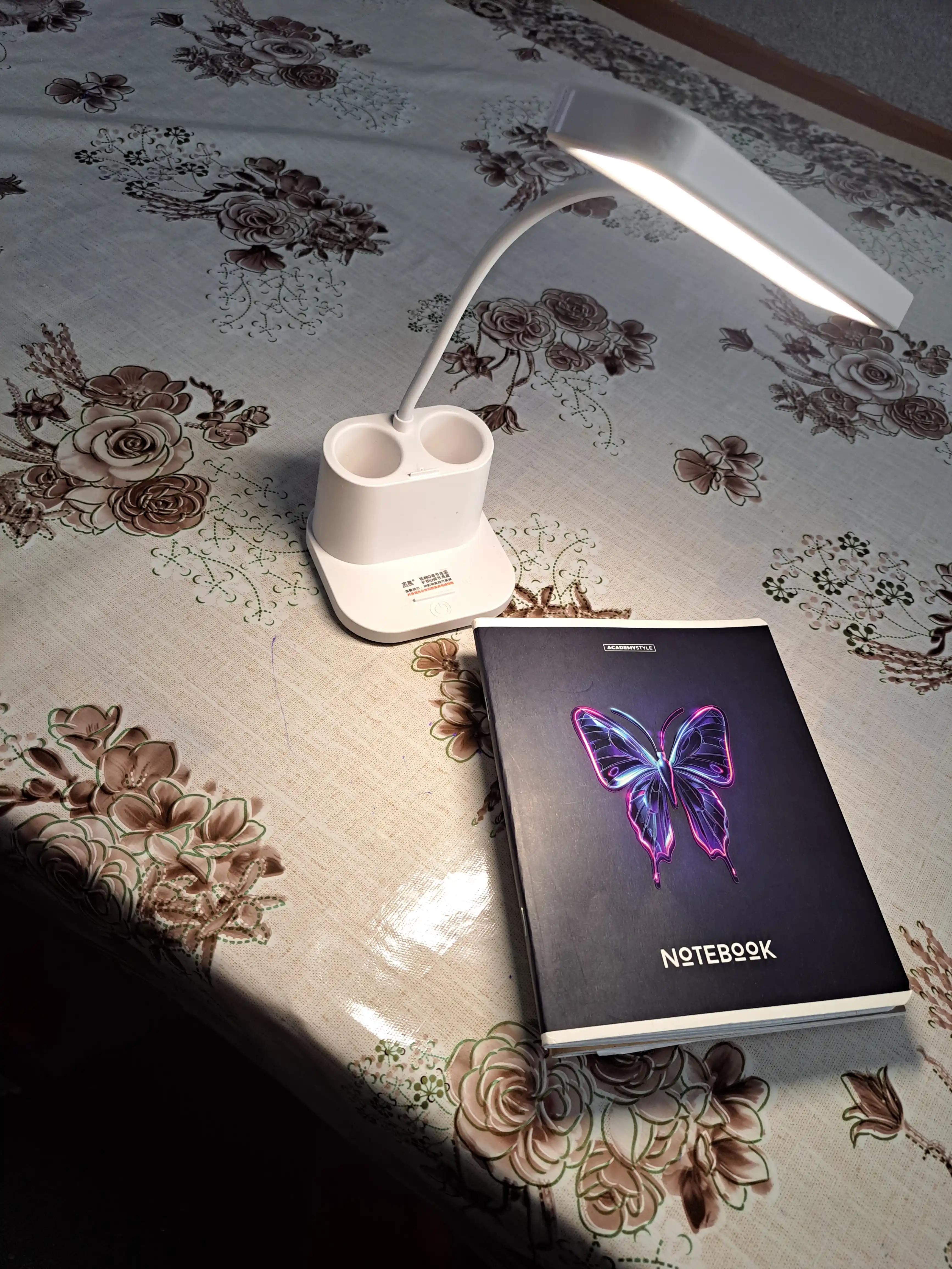 Аkkumlyatorli aqlli stol lampasi