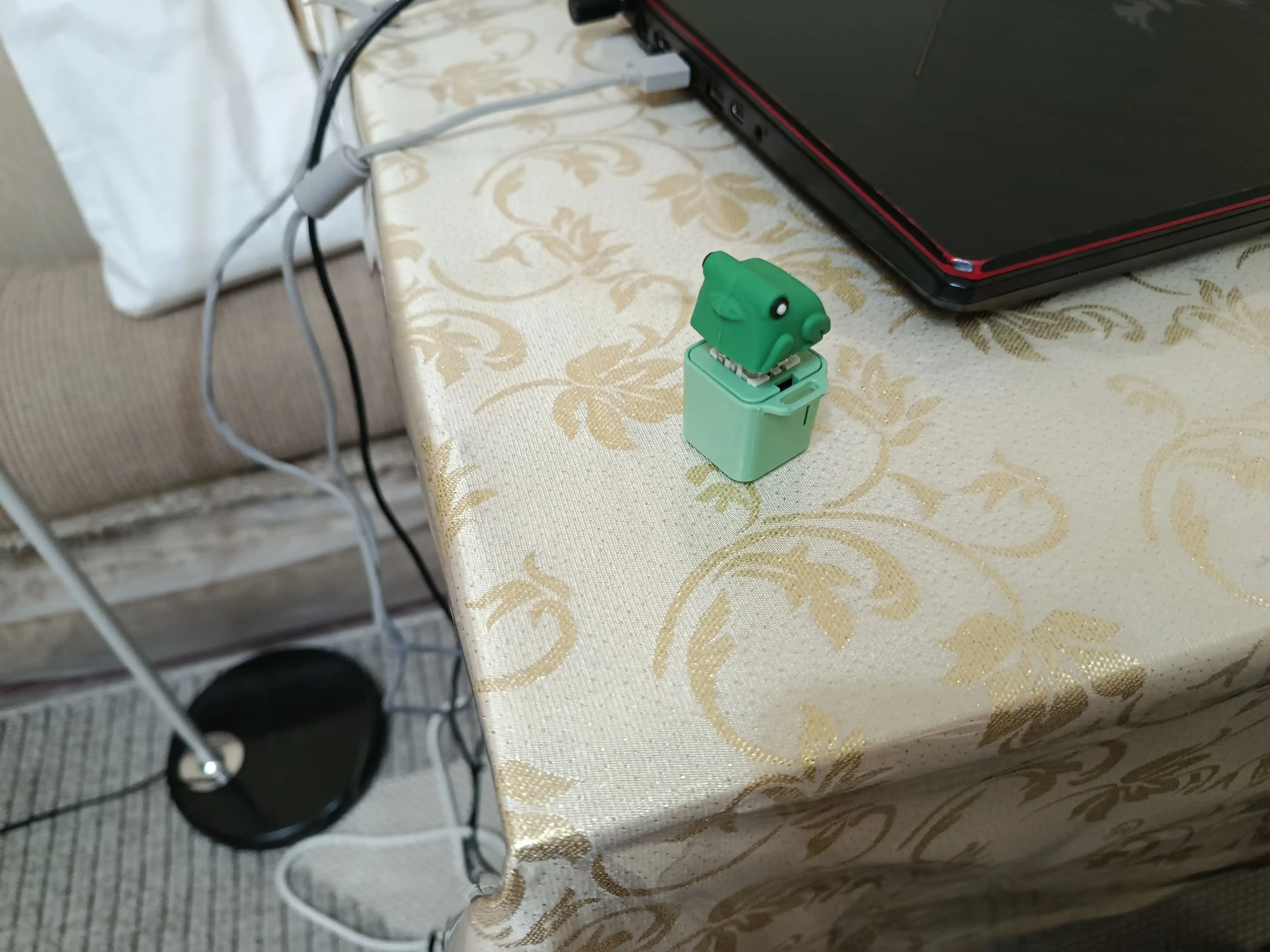Антистресс брелок-игрушка с LED-подсветкой и звуком, для детей и взрослых