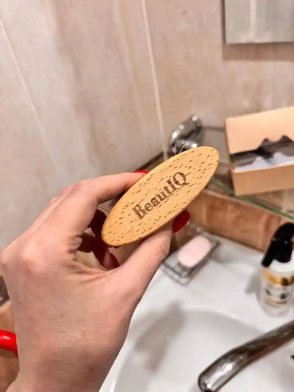 Soch, soqol, mo‘ylov, kaktus tuklari uchun yog‘och, tabiiy BeautyBox taroq-cho‘tkasi