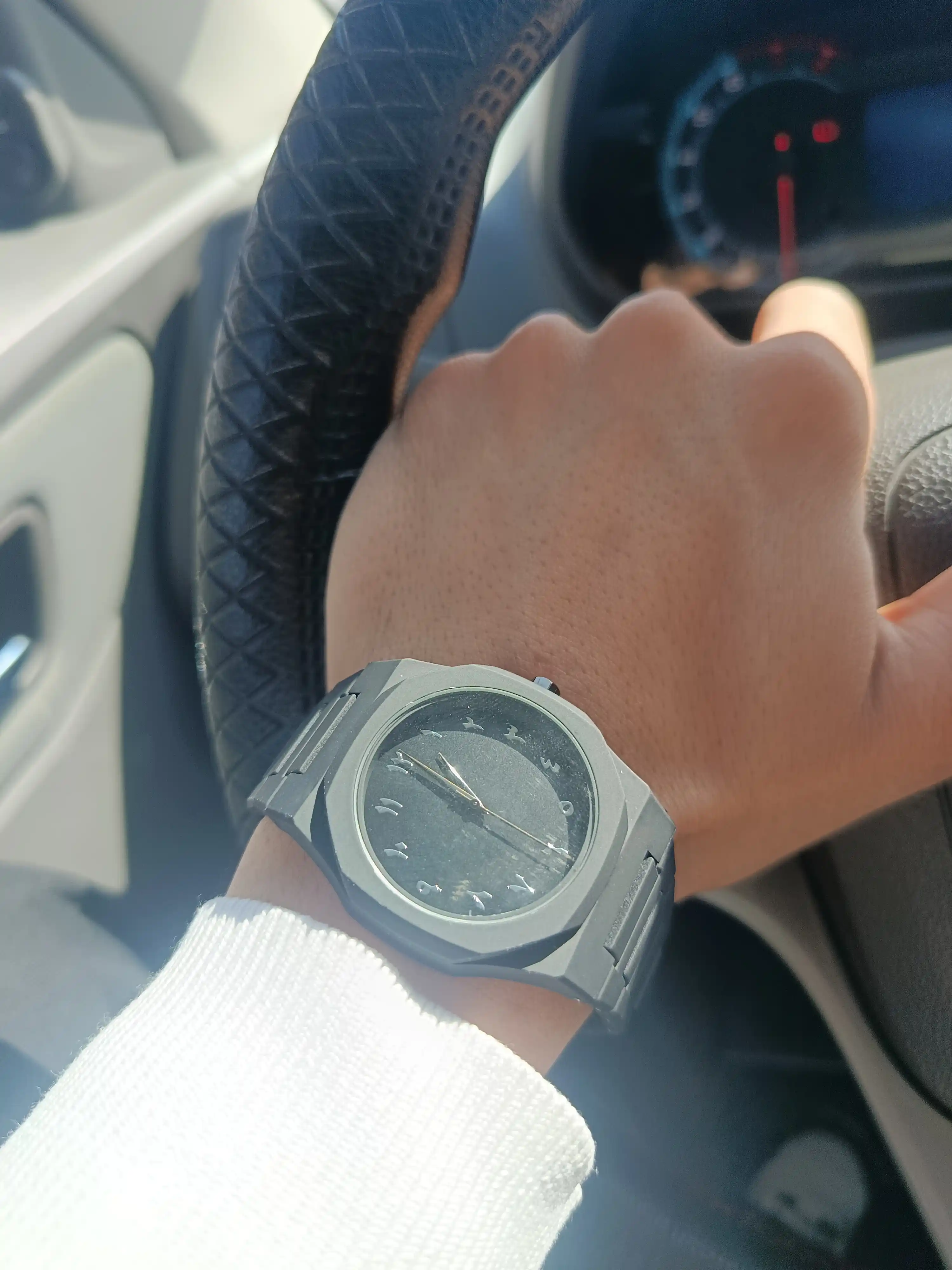 Erkaklar qo‘l soati, kvars, arab raqamlari bilan, qadoqda