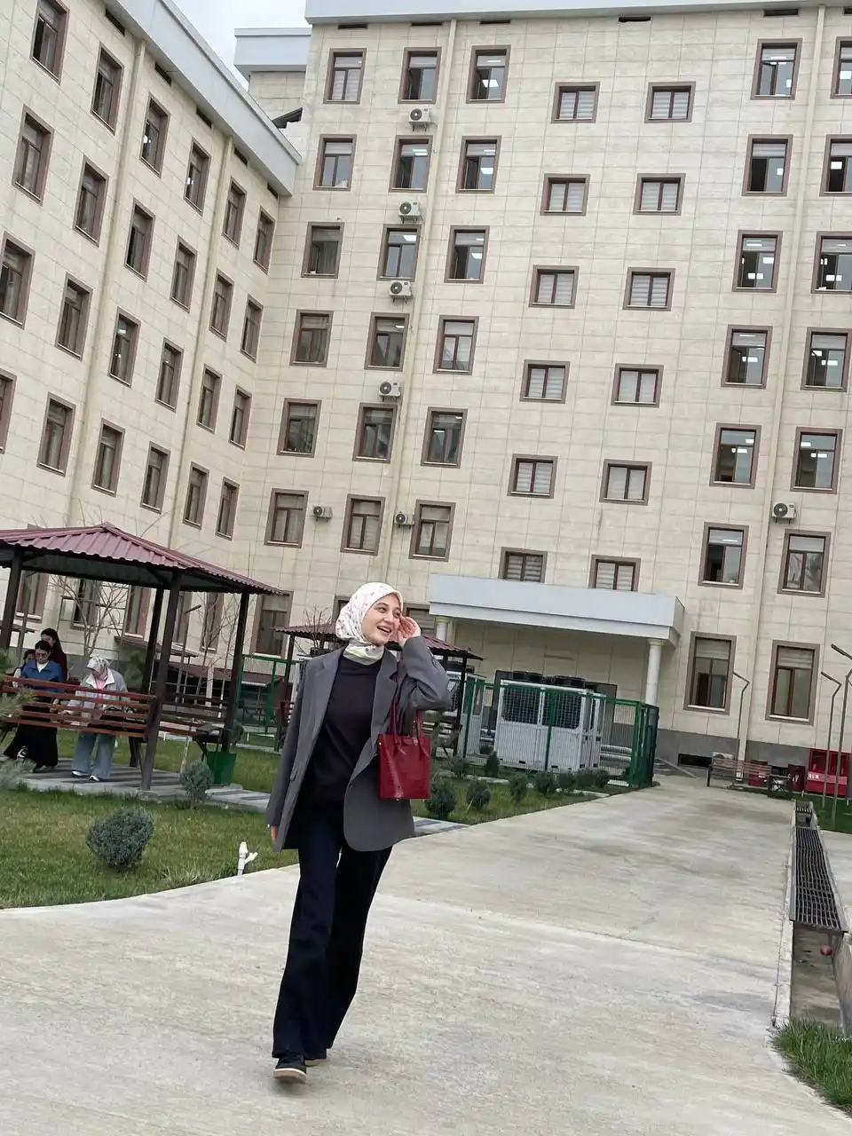 Ayollar uchun longsliv, asosiy, yopishib turadigan, uzun yengli