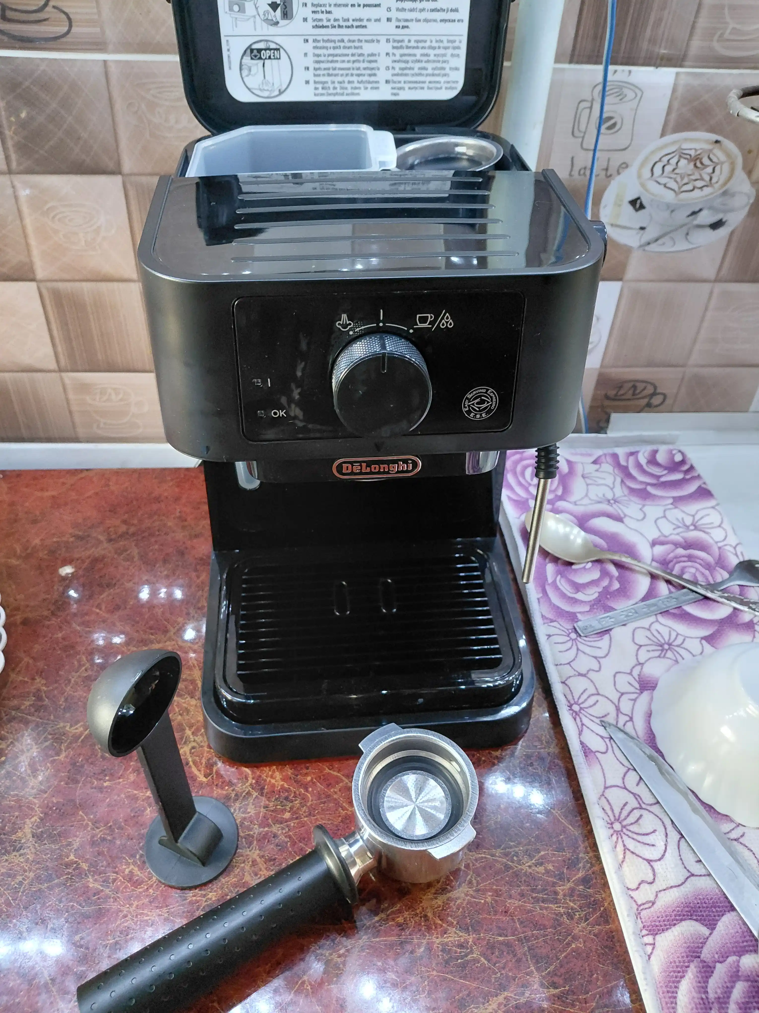 De’Longhi EC235.BK Stilosa shoxchali qahva qaynatgich, 15 bar, kapuchinator bilan
