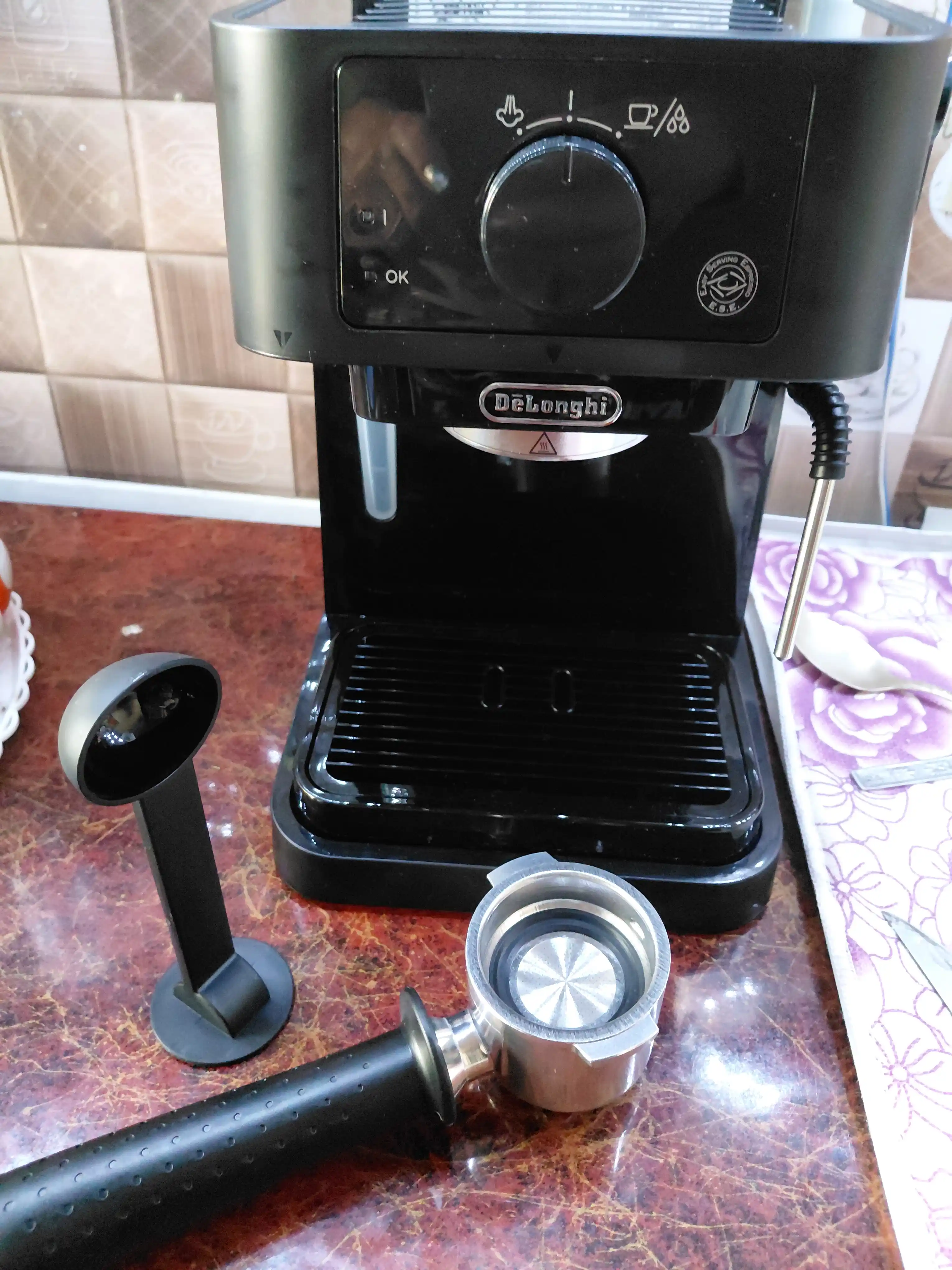 De’Longhi EC235.BK Stilosa shoxchali qahva qaynatgich, 15 bar, kapuchinator bilan