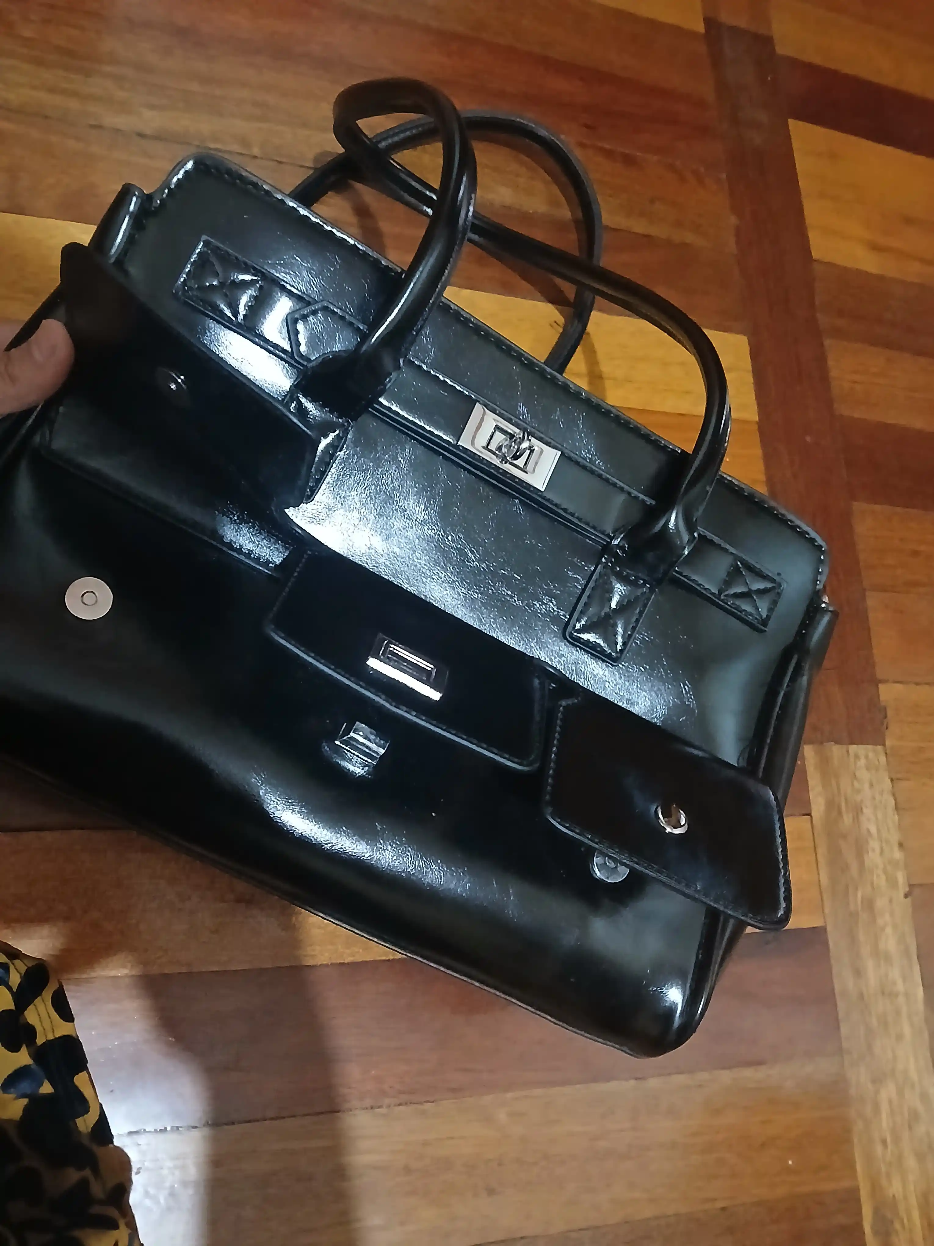 Ayollar ASIYAT tout sumkasi yelkama– katta sig'imli A4, tabiiy eko-charm