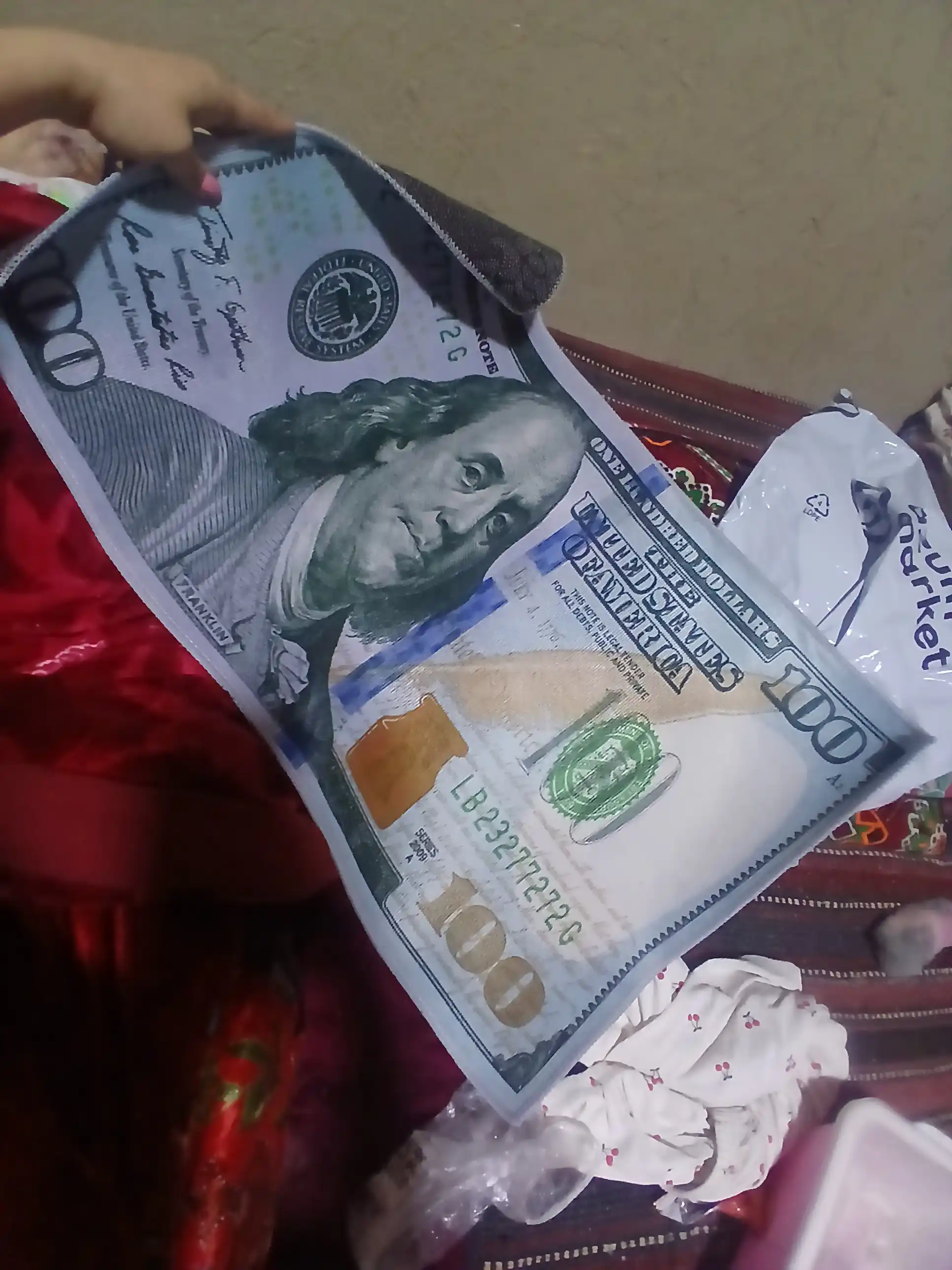 Gilamcha 100 dollar ko'rinishda, dekorativ, xonaga
