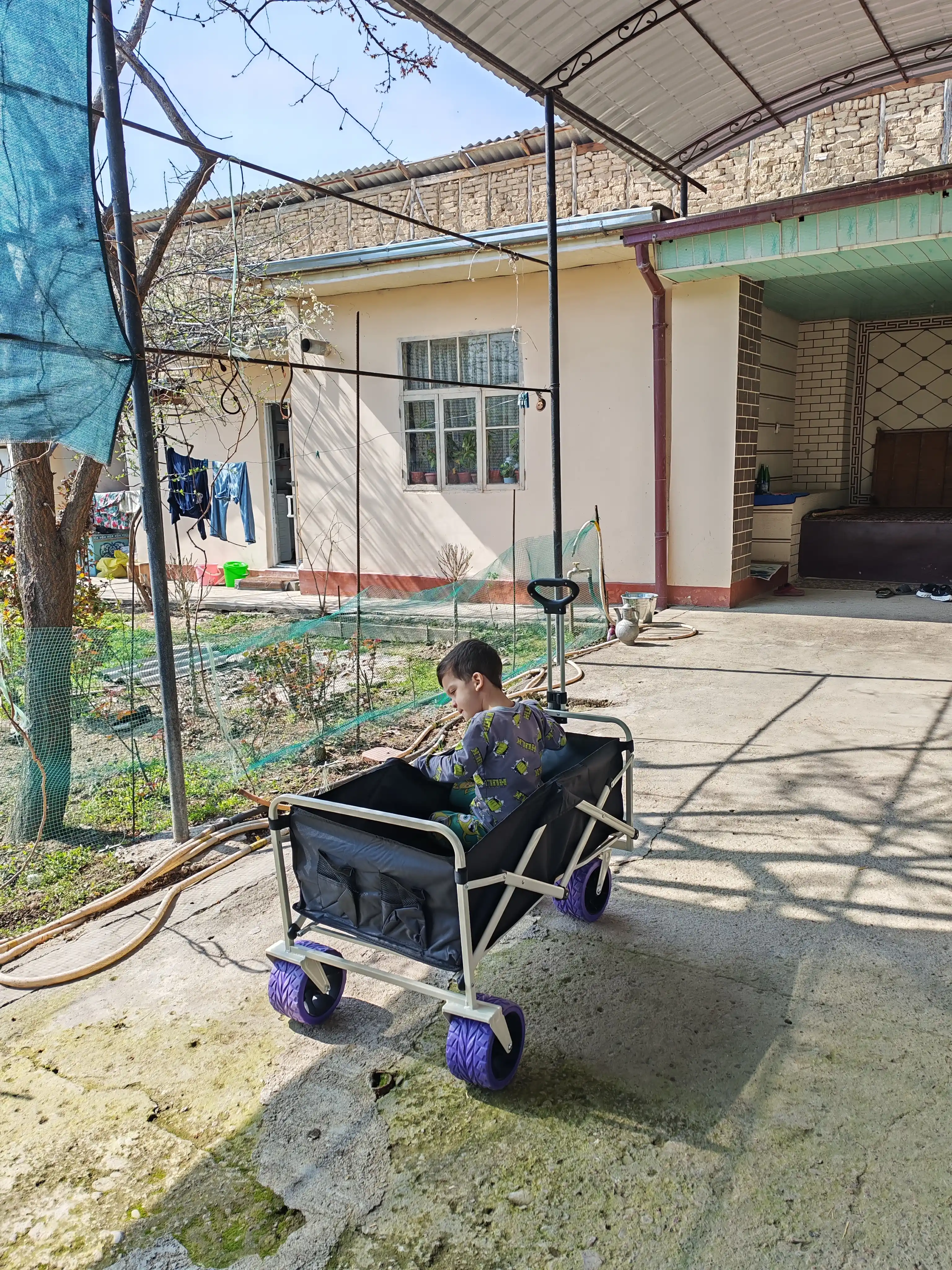 Katta hajmli g‘ildirakli bog‘ aravachasi – buklanadigan metall ramkali tashish aravasi