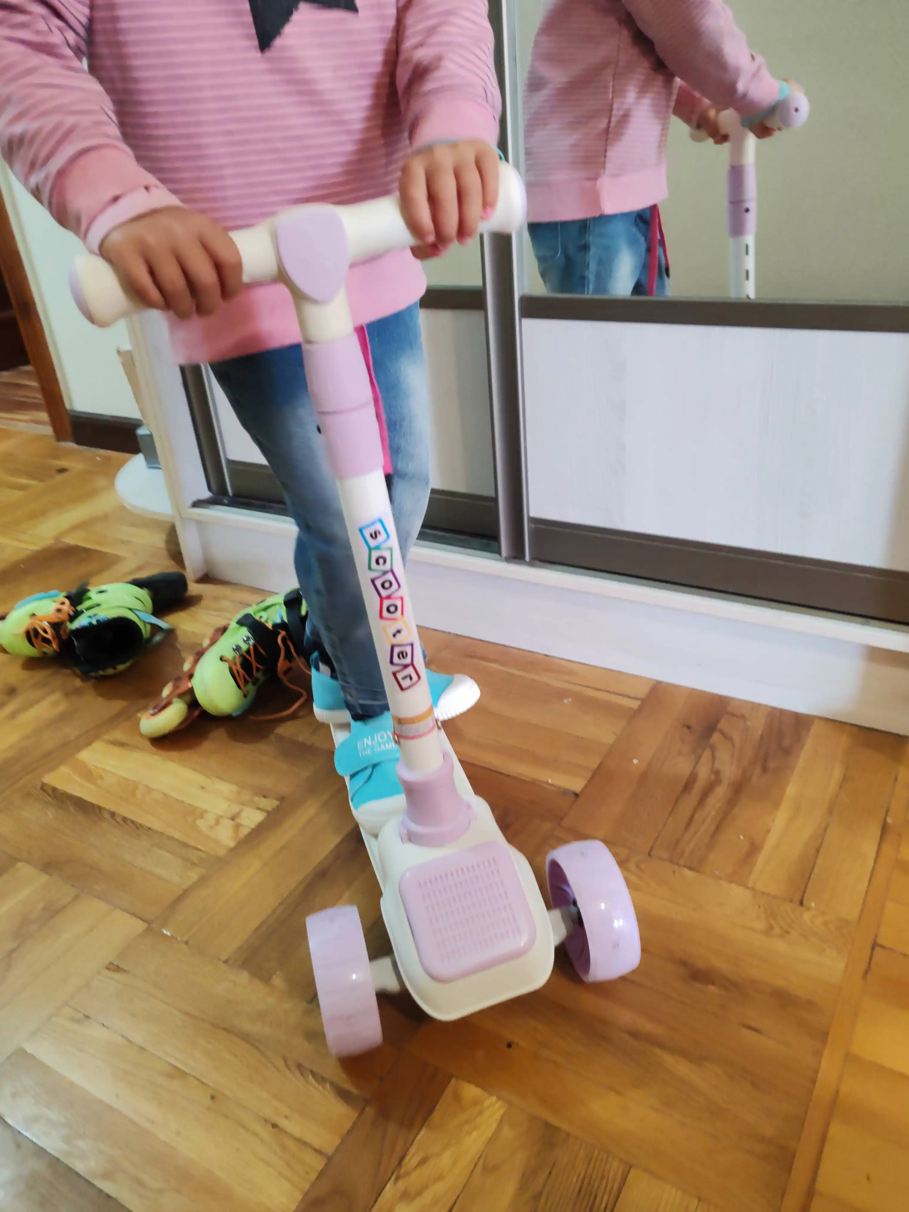 Bolalar samokat uch g‘ildirakli, o‘rindiqli samokat, sozlanadigan rul, yorqin g‘ildiraklar