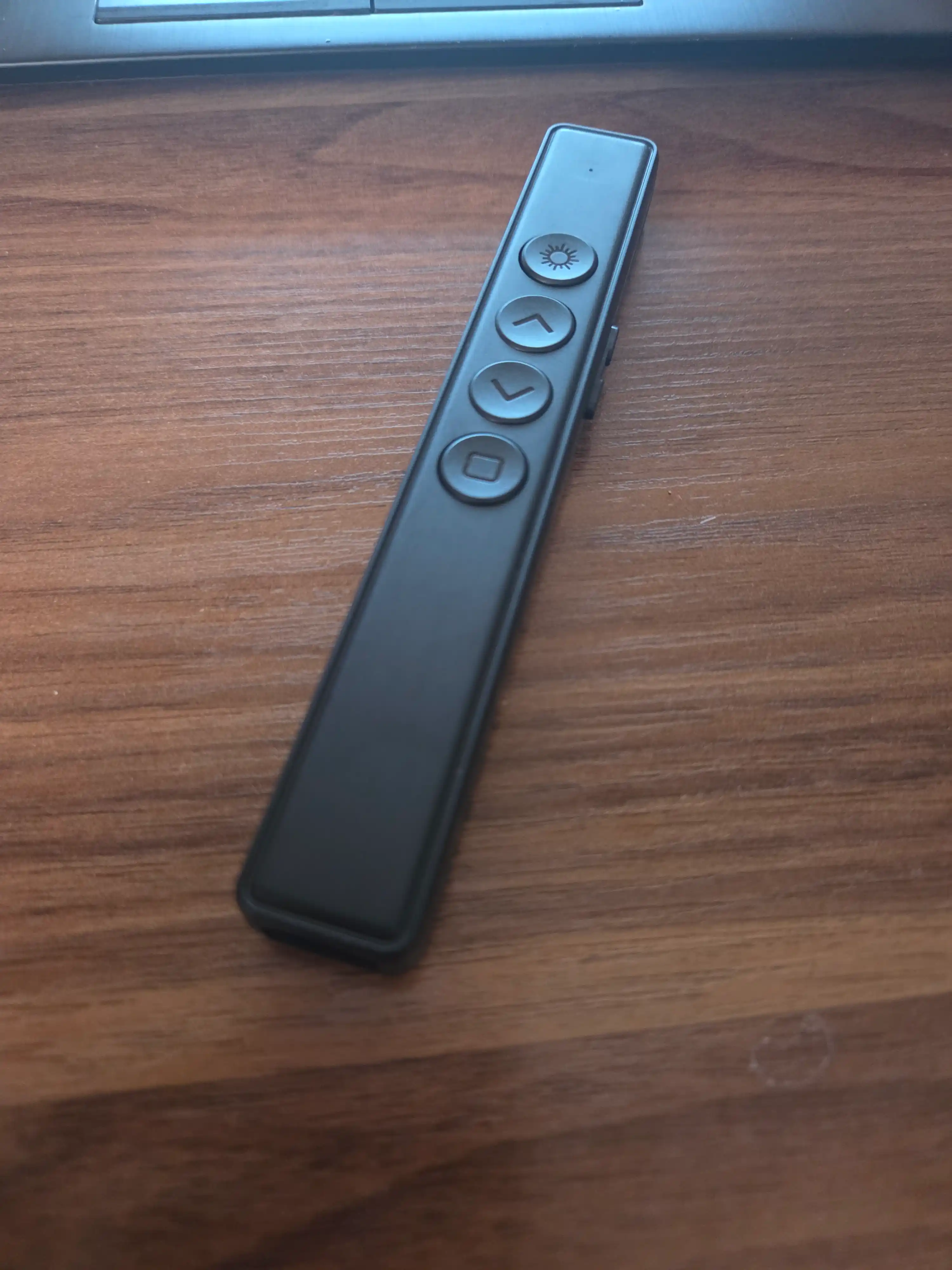 Simsiz kliker, prezenter, lazer ko‘rsatkichli pult, USB qabul qilgich va 100 metrgacha masofa