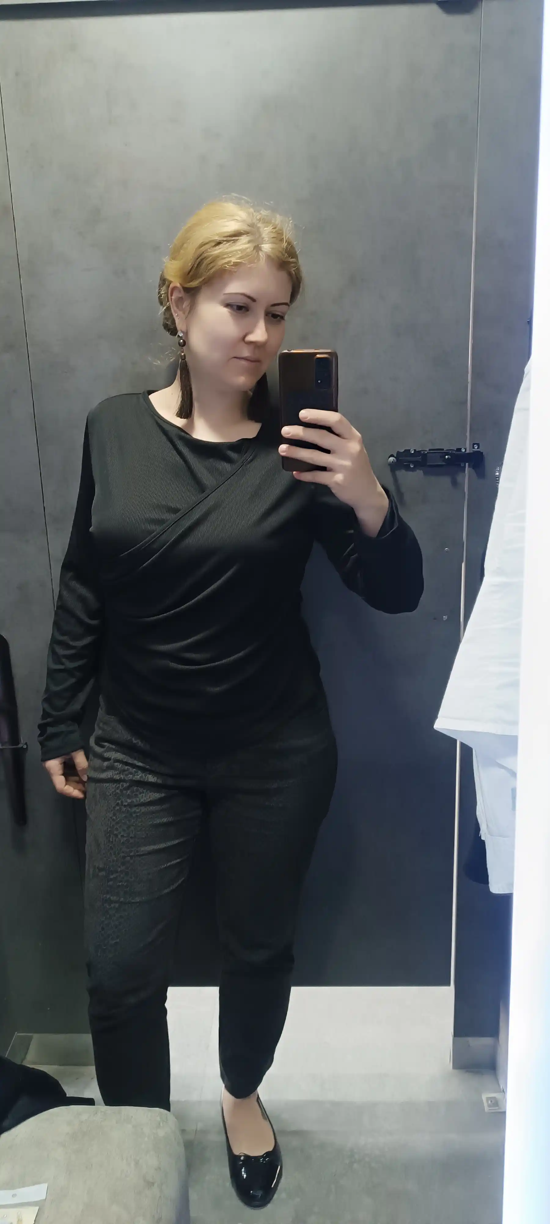 Ayollar longslivi drappirovkali va assimetrik stilda