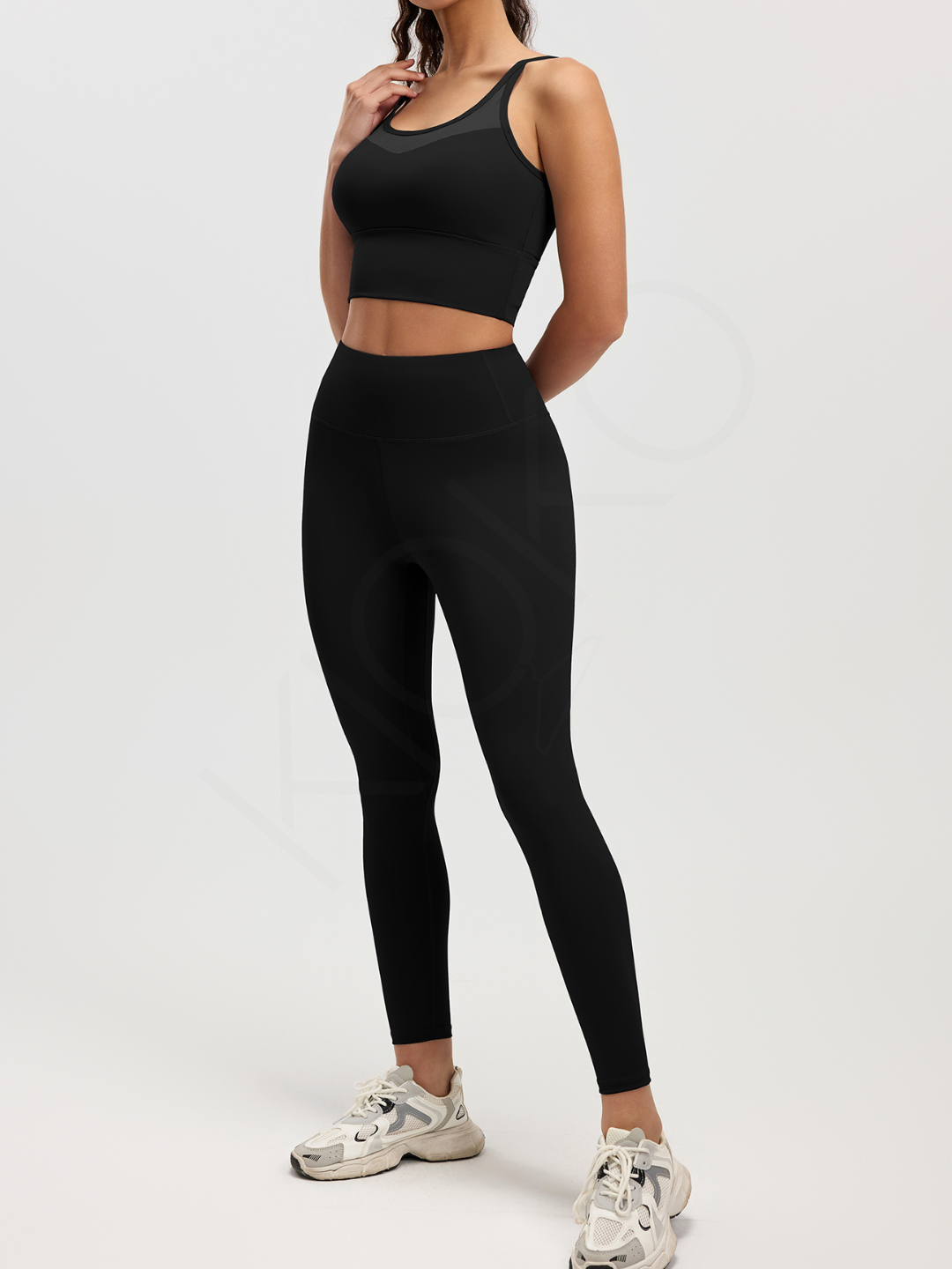 Ayollar sport topi Kioko. Olinadigan chashkali sport to'pi. Ayollar spor kiyimi