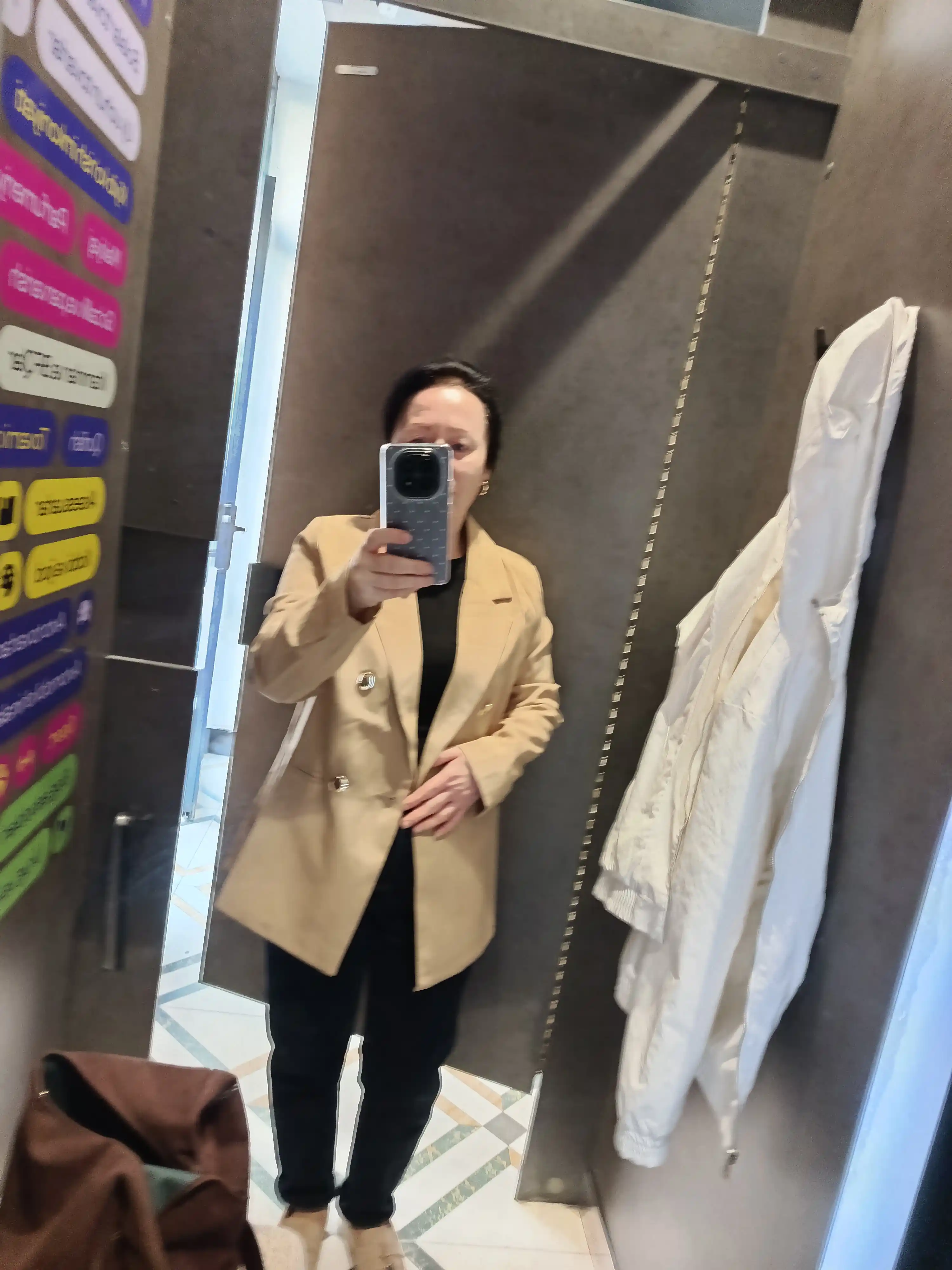 Ayollar pidjagi, klassik, tugmali uzaytirilgan jaket