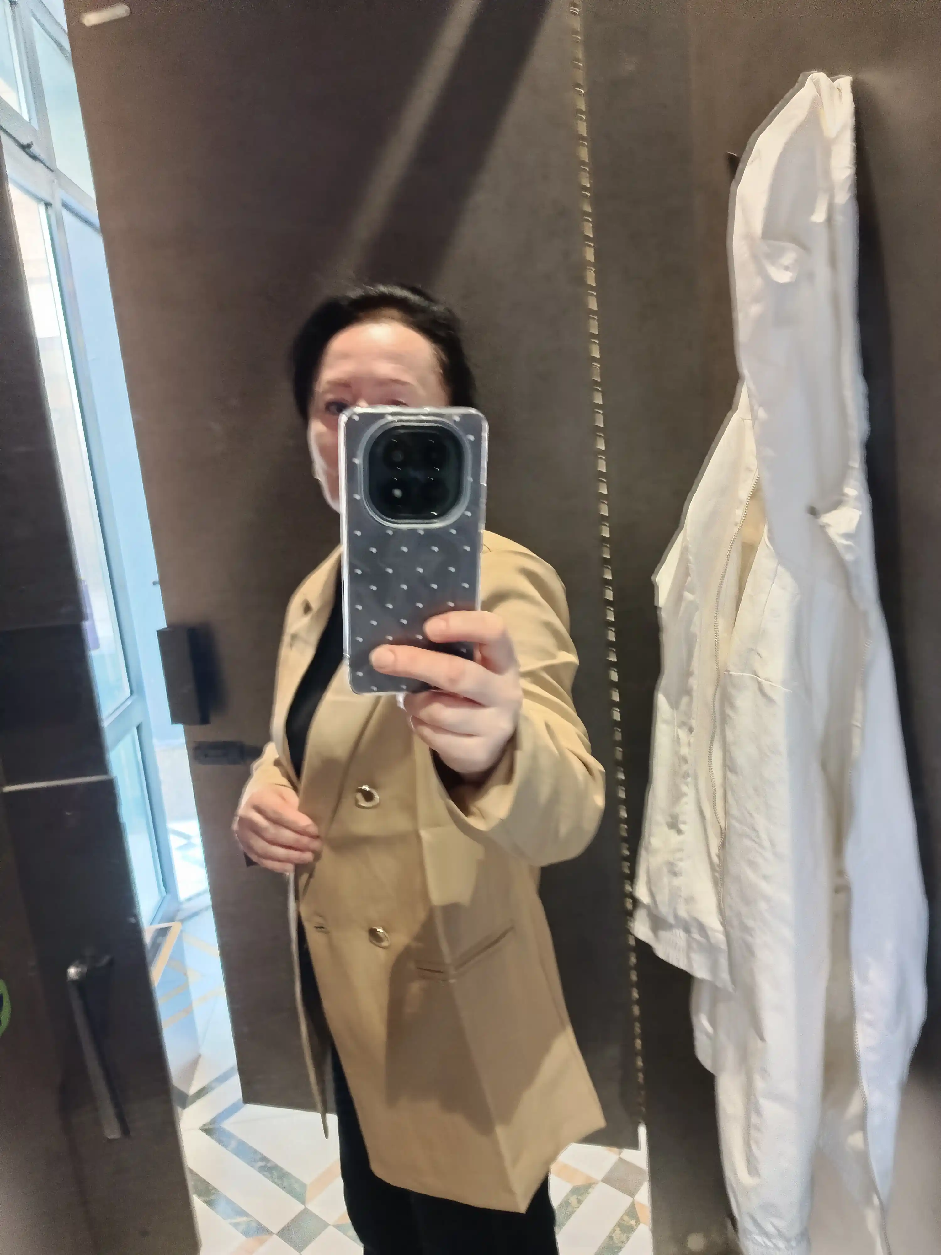 Ayollar pidjagi, klassik, tugmali uzaytirilgan jaket