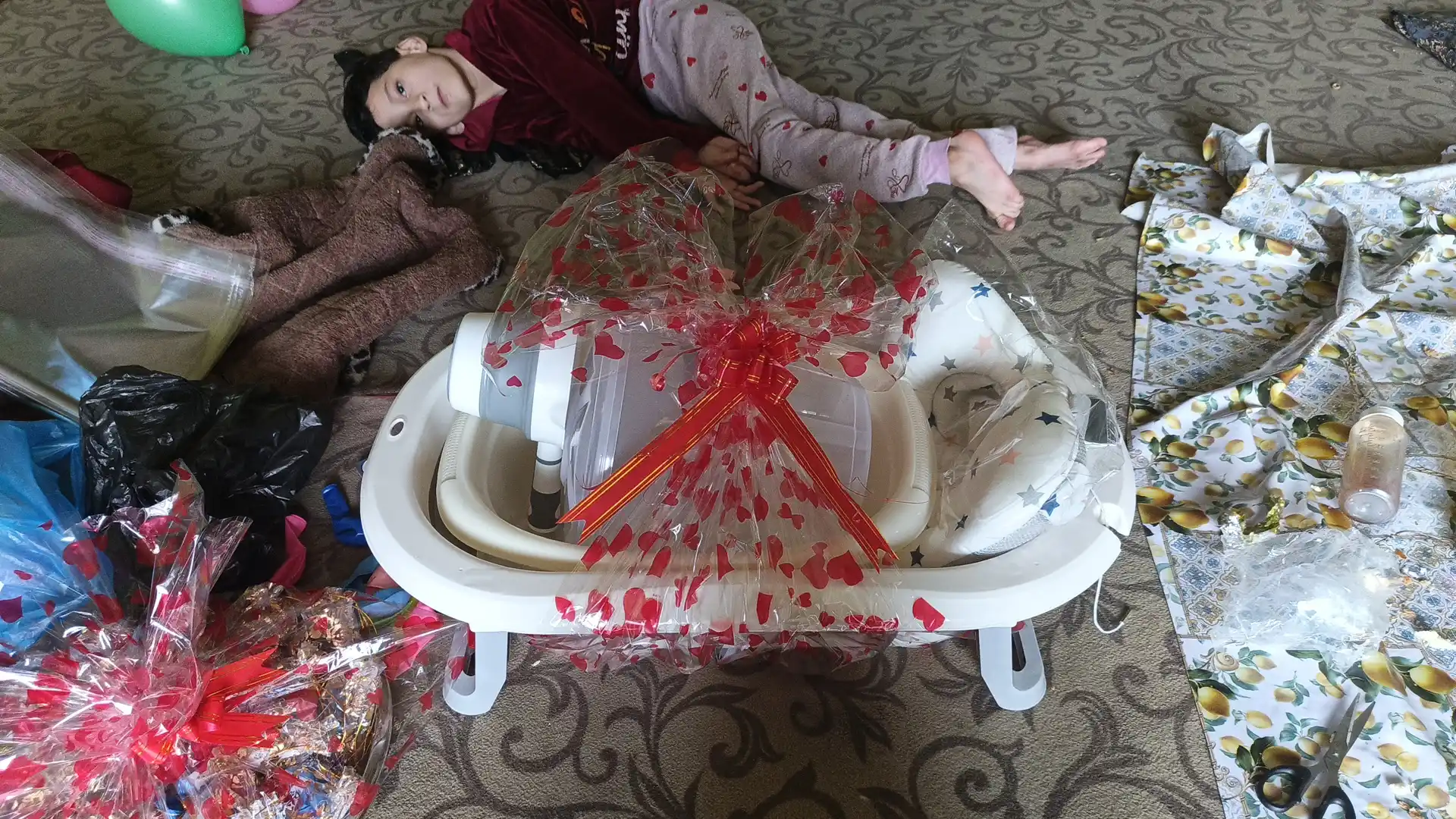 Termometr va cho‘milish uchun yumshoq vkladishli FIDGO bolalar yig‘ma vannasi
