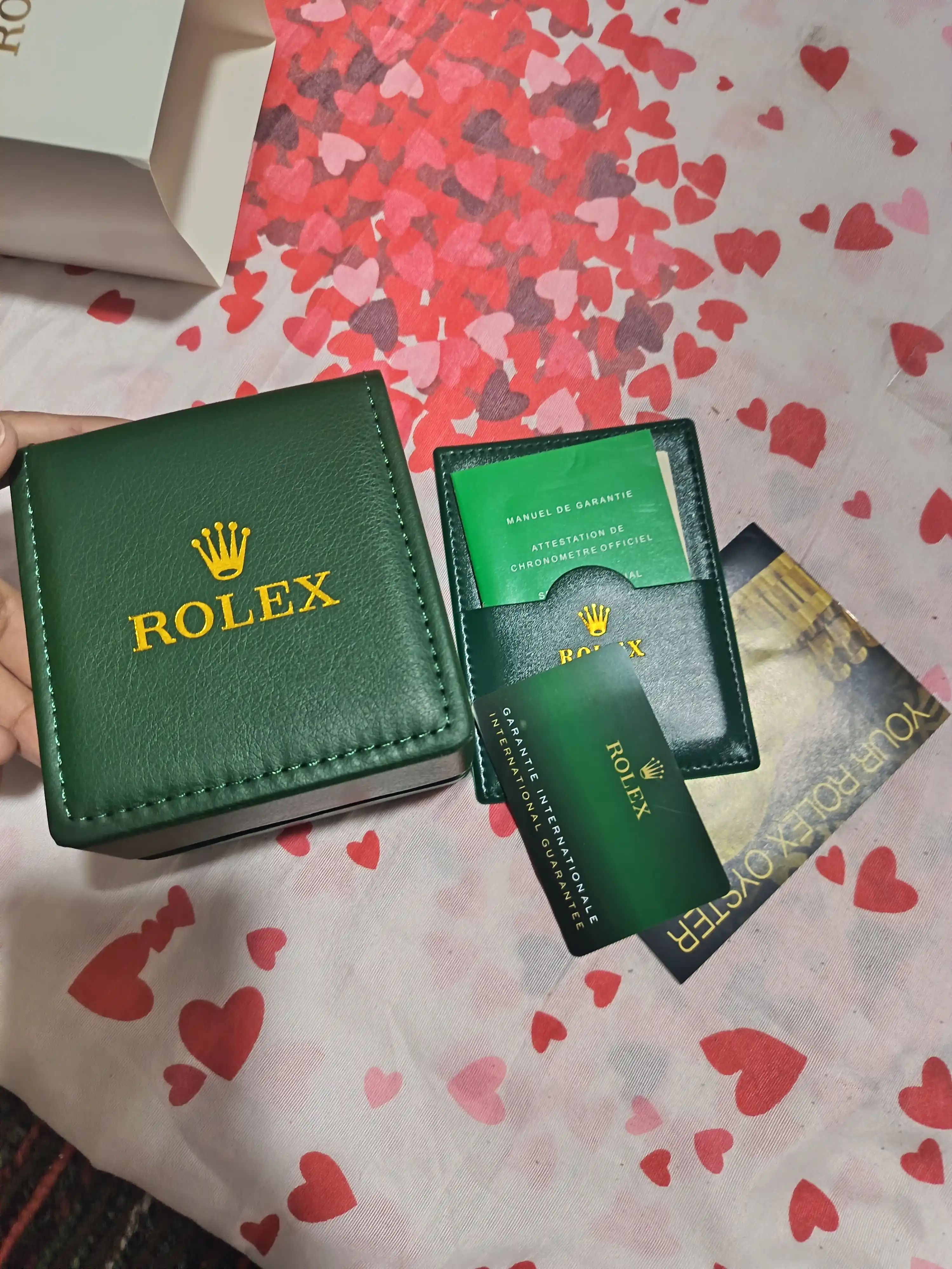 Sovg‘a qutisi, hujjatlar va paketli erkaklar qo‘l soati, bayram uchun sovg‘a