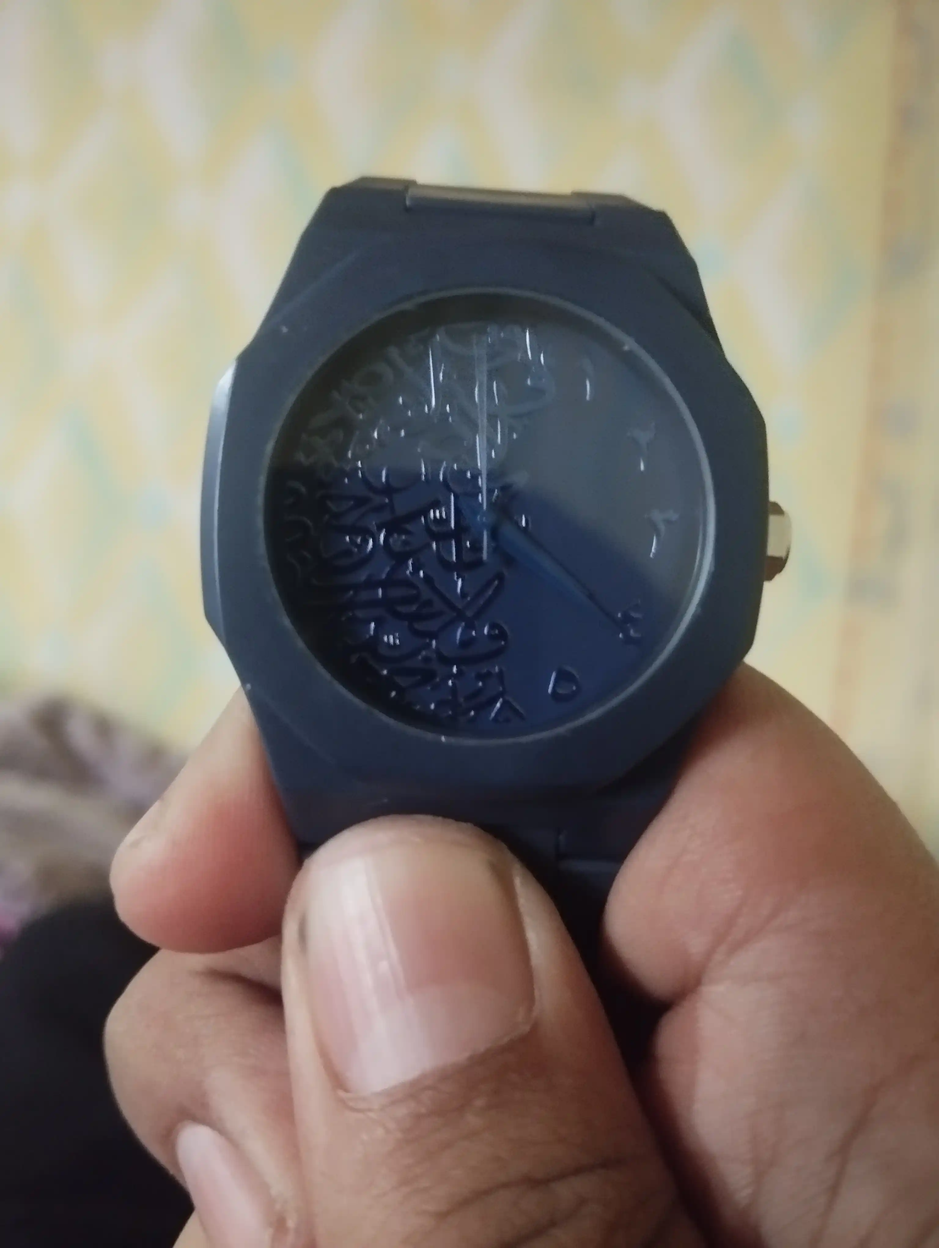 Aura Shadow Black - erkaklar soati, minimalizm uslubida