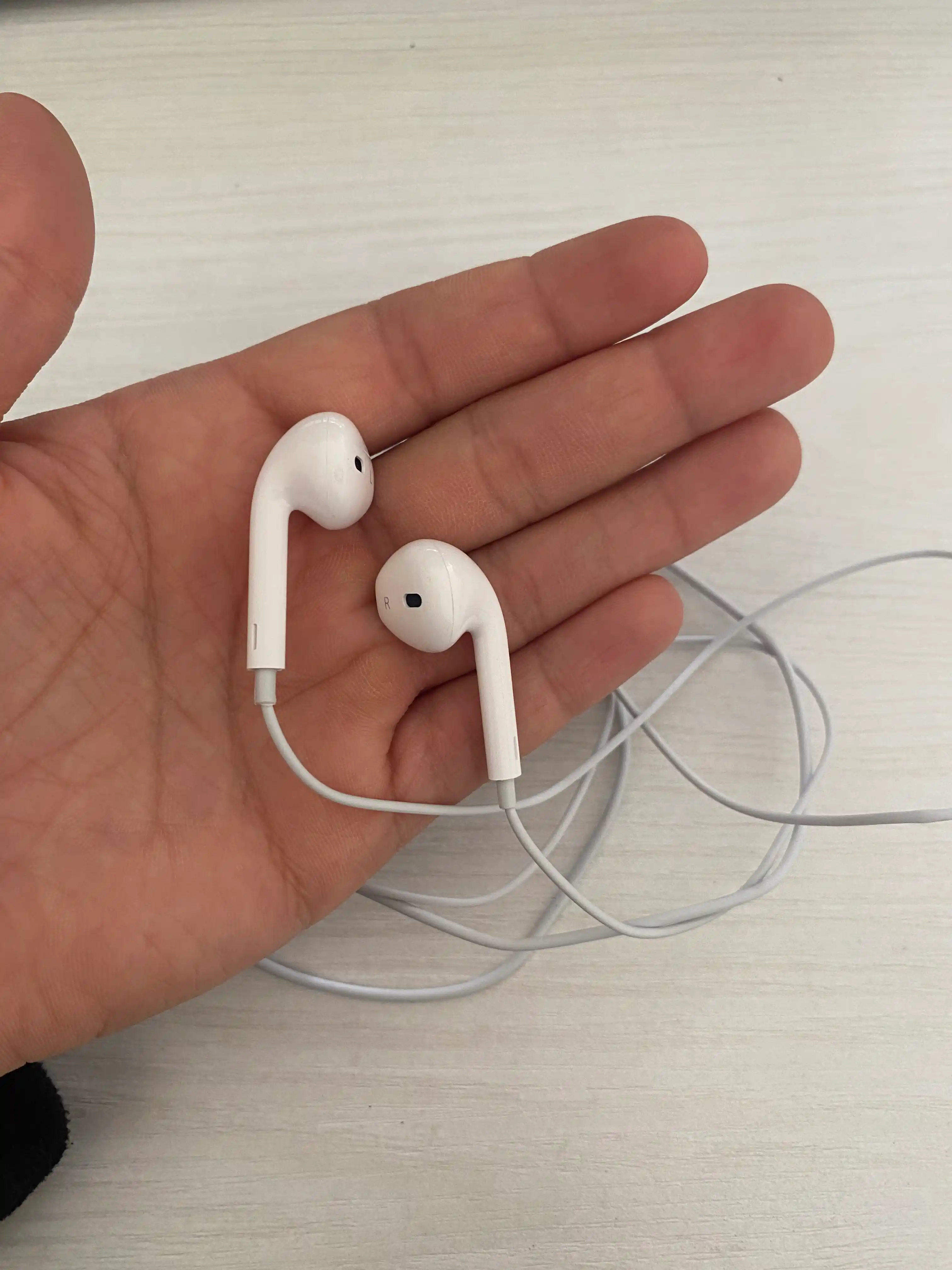 Simli quloqchinlar iPhone uchun Lightning kabeli, Bluetooth bilan
