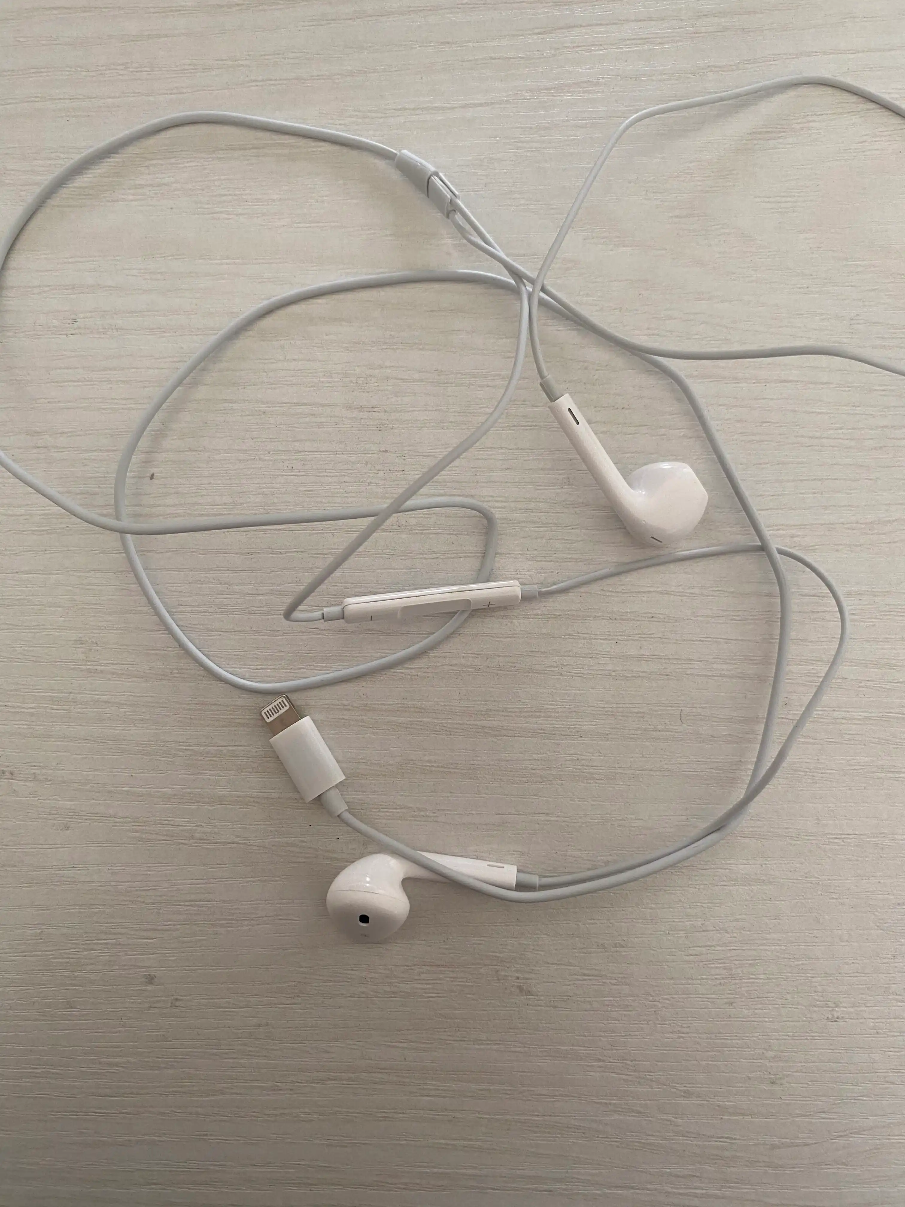 Simli quloqchinlar iPhone uchun Lightning kabeli, Bluetooth bilan