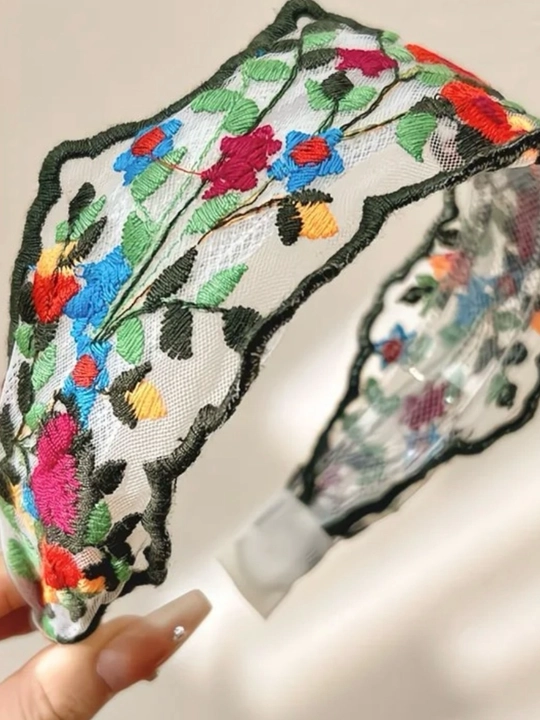 Стильный ободок для волос с яркой цветочной вышивкой станет красивым акцентом в образе