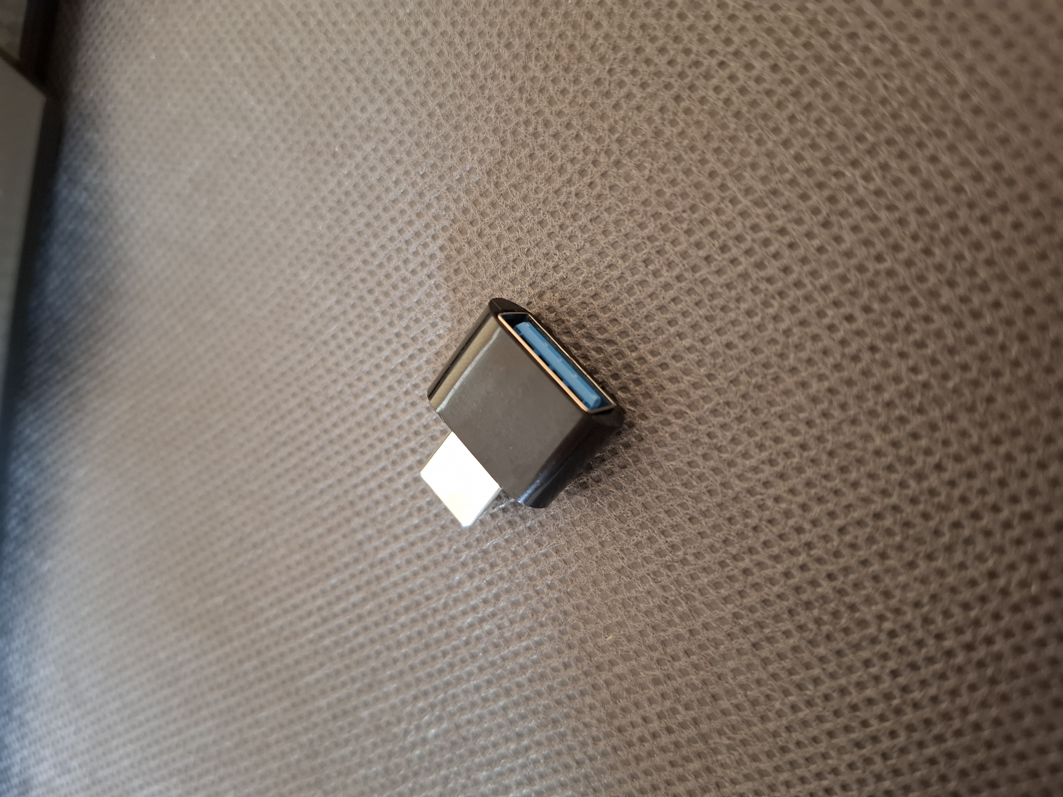 USB Type-C, USB Micro va USB Lightning adapteri