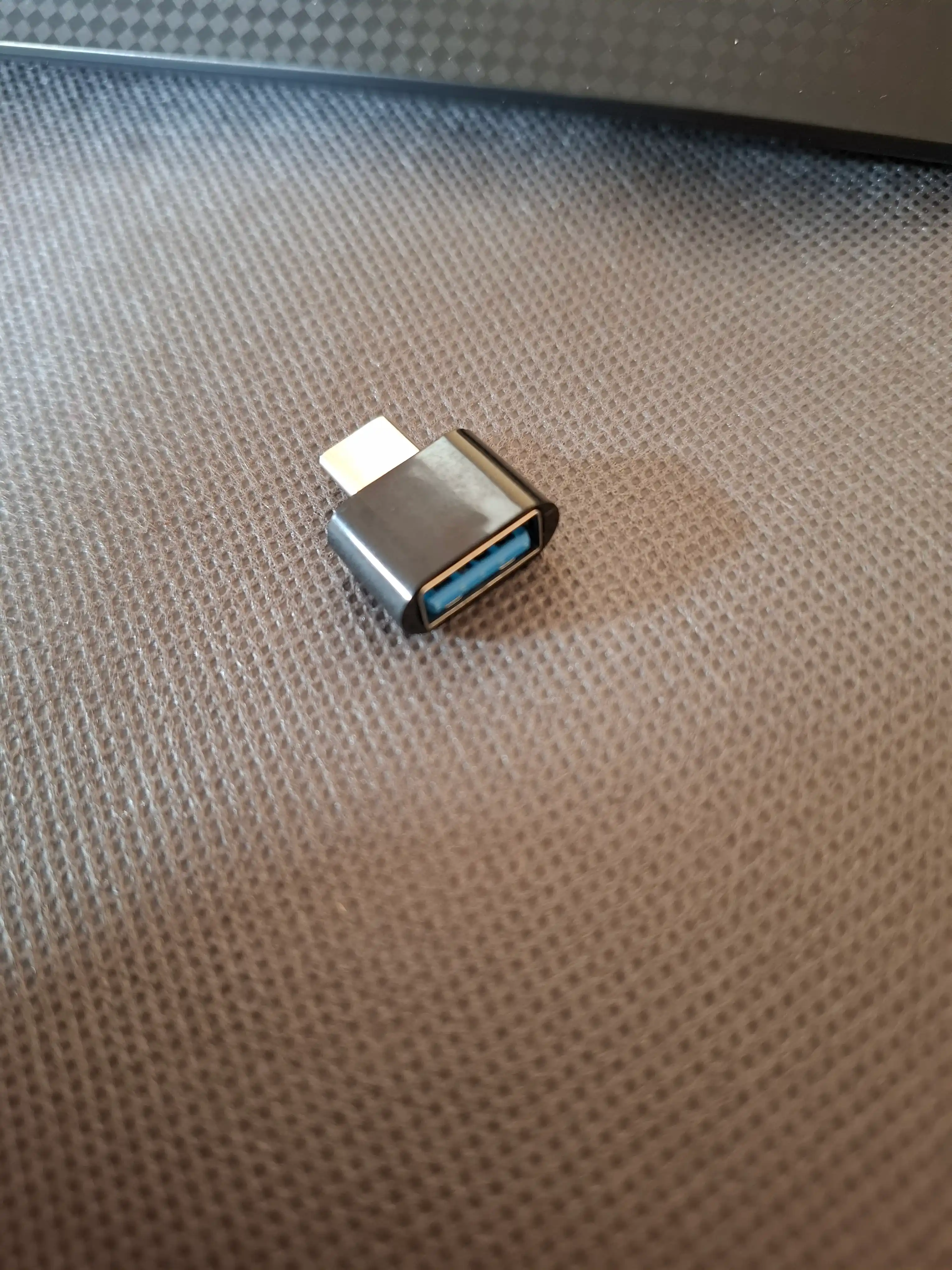 USB Type-C, USB Micro va USB Lightning adapteri