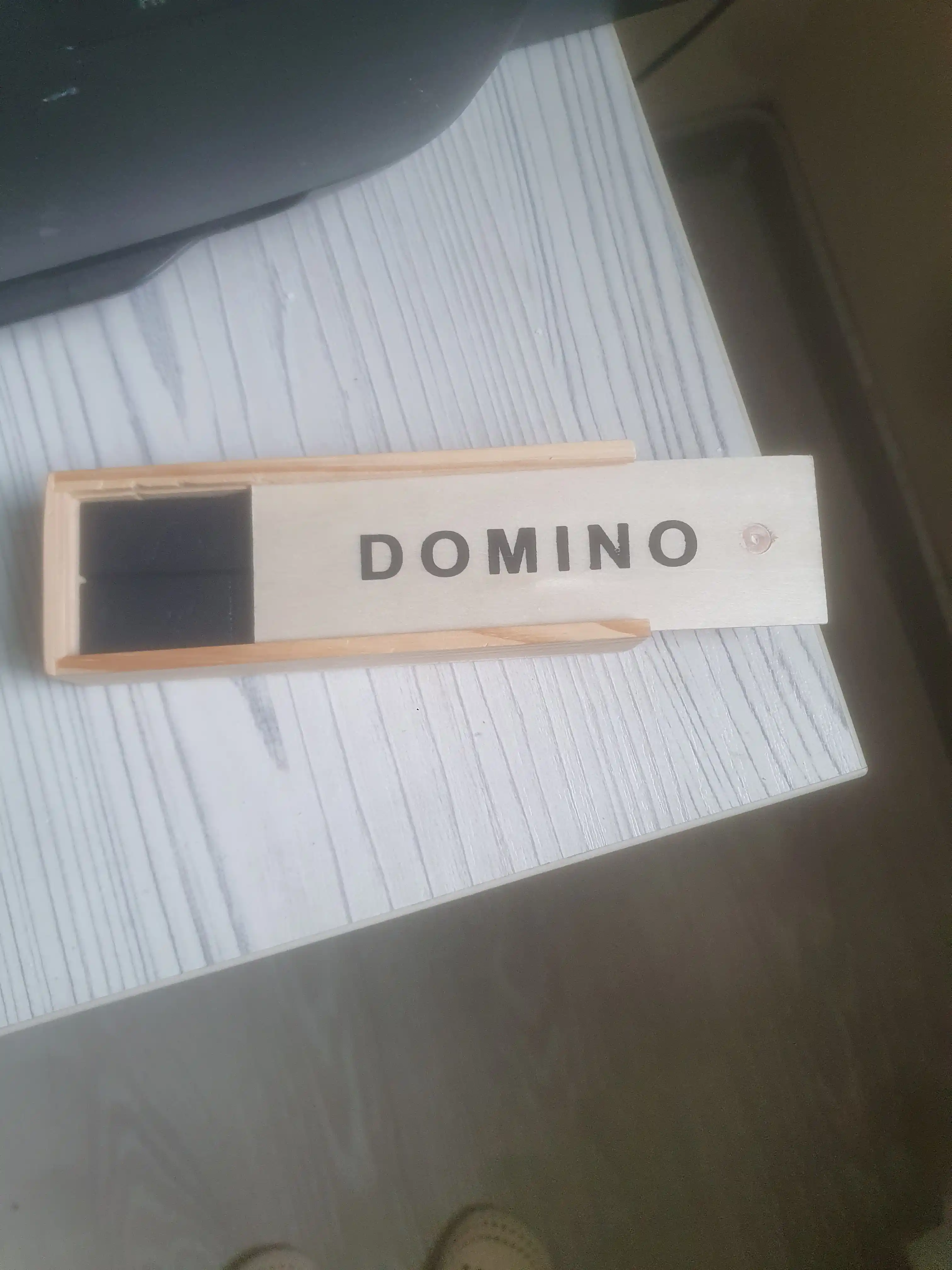 FIDGO domino, yog‘och qutida 28 ta tosh
