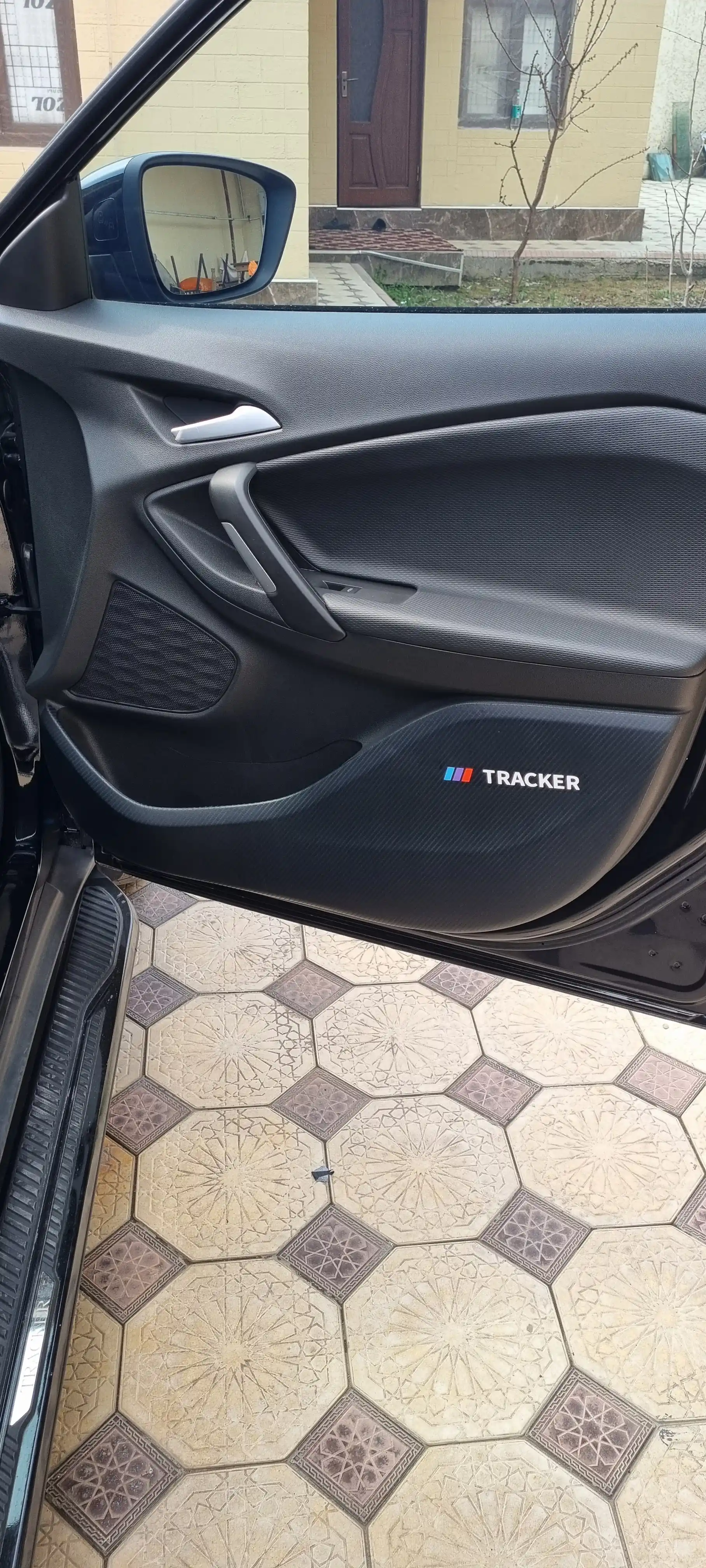 TRACKER avtomobili uchun 4-eshikga karbonli, o‘zi yopishadigan