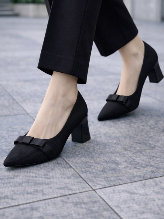 Ayollar uchun elegant poshnali tufli, uchli burunli, nafis va zamonaviy model