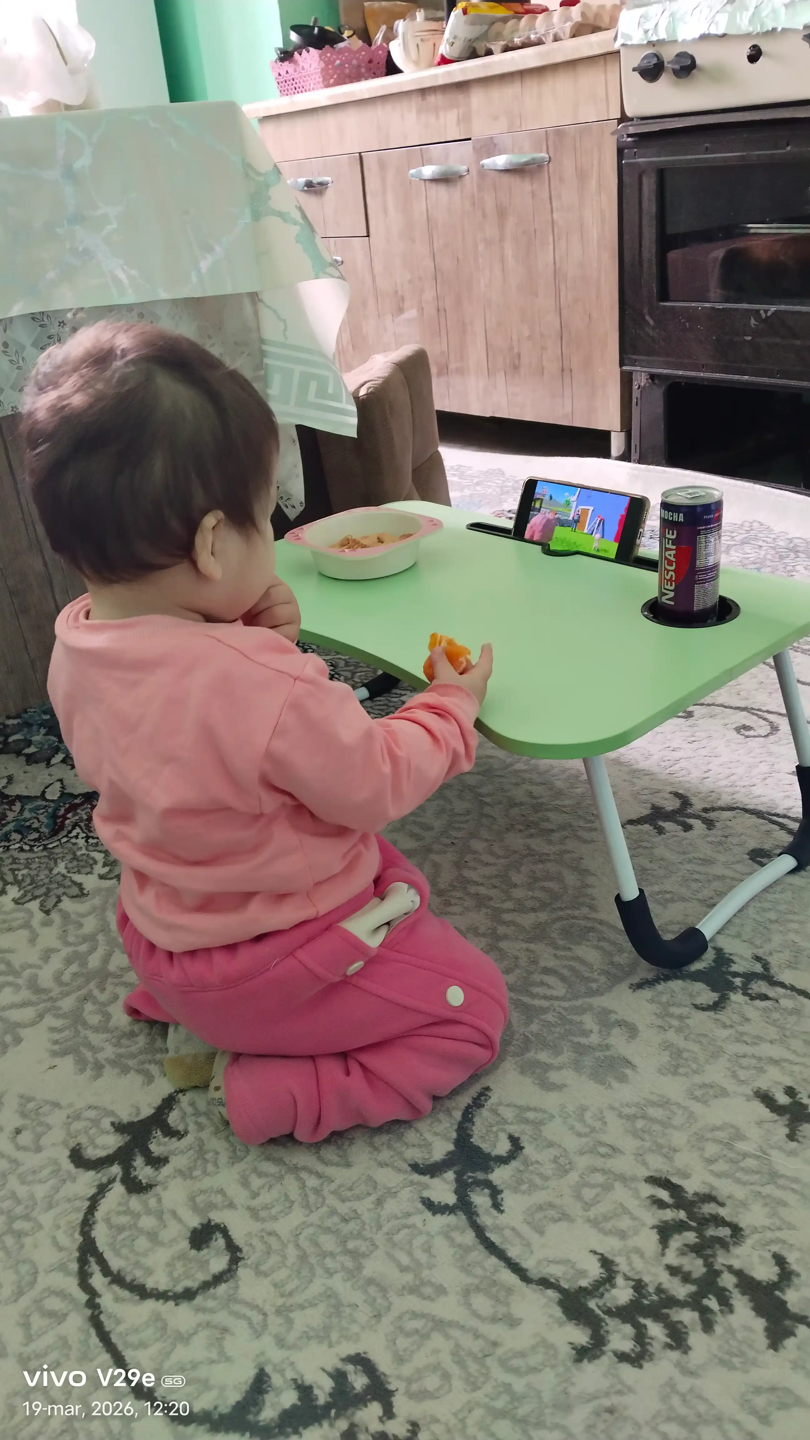 Ko'chma yig'iladigan stol parta, noutbuk, planshet, telefon, dars uchun