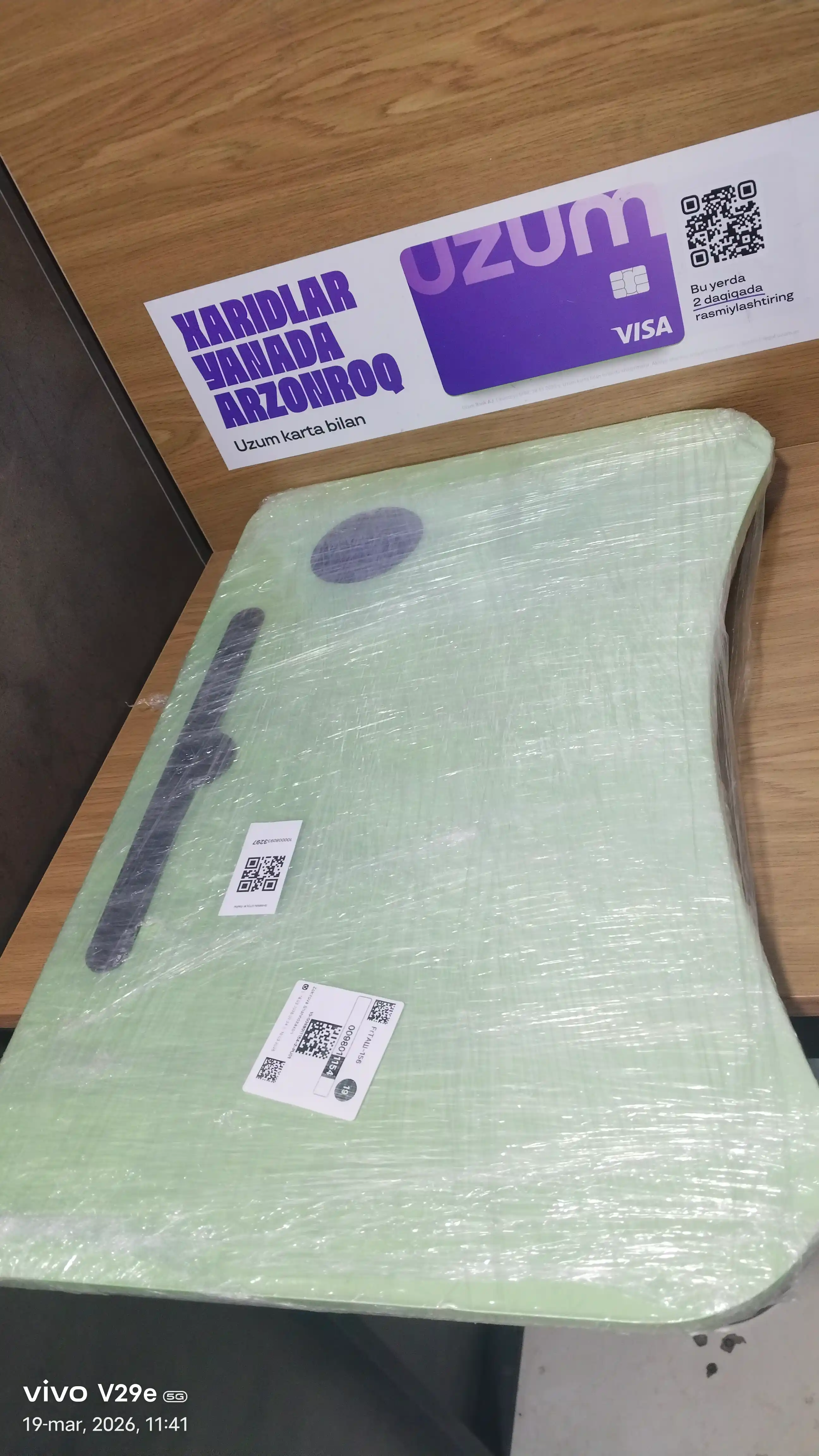 Ko'chma yig'iladigan stol parta, noutbuk, planshet, telefon, dars uchun