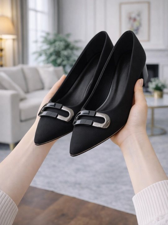 Ayollar uchun elegant poshnali tufli, uchli burunli, nafis va zamonaviy model