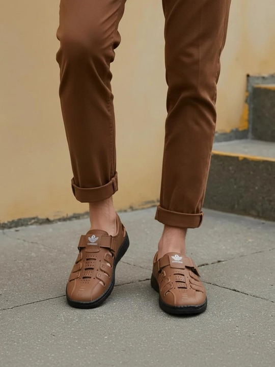 Erkaklar uchun Breathable Casual yopiq burunli, teshikli sandallar