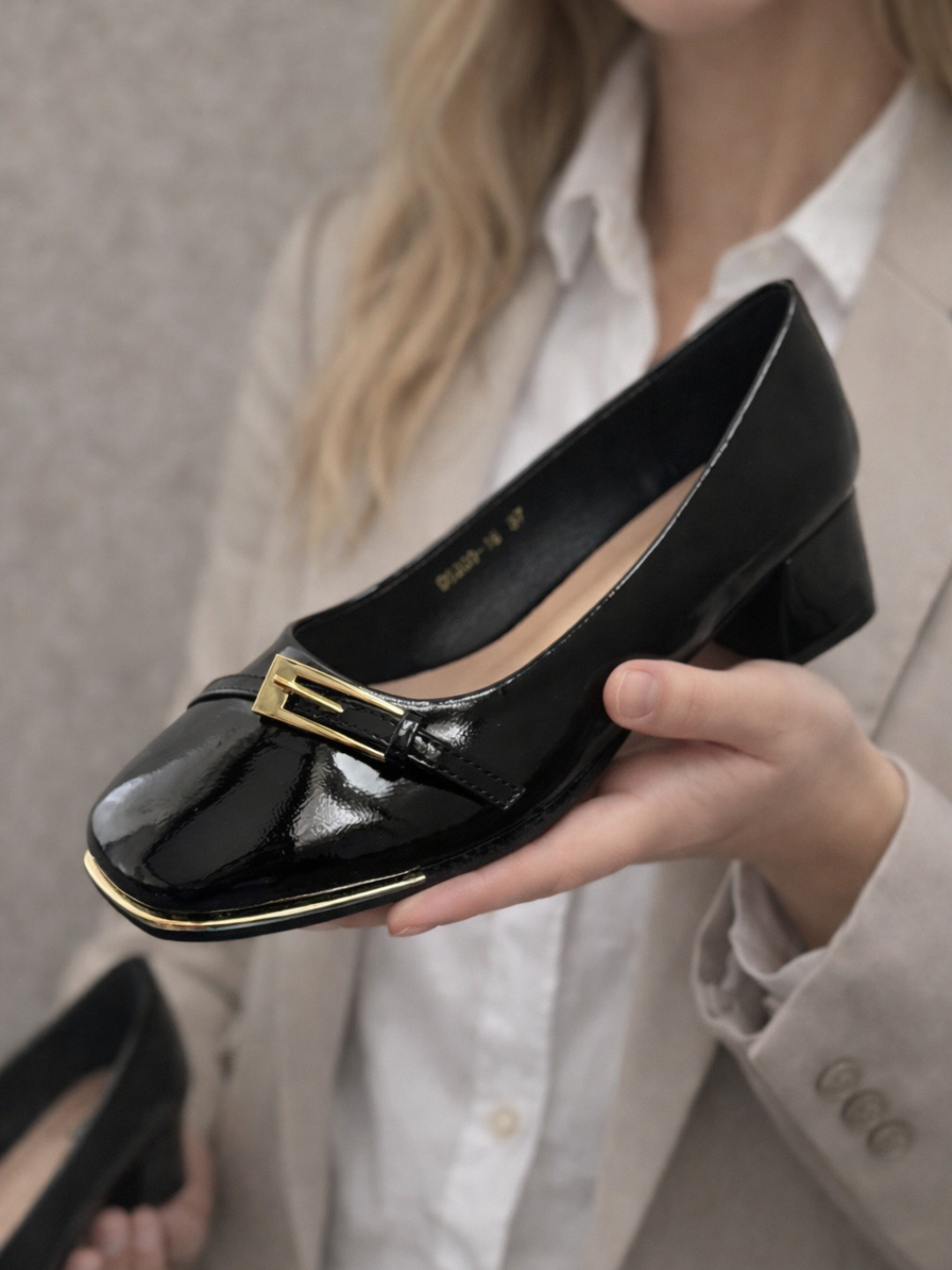 Ayollar учун lakli klassik tufli, past poshnali, oltin bezakli elegant model - 