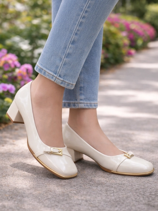 Ayollar учун lakli klassik tufli, past poshnali, oltin bezakli elegant model