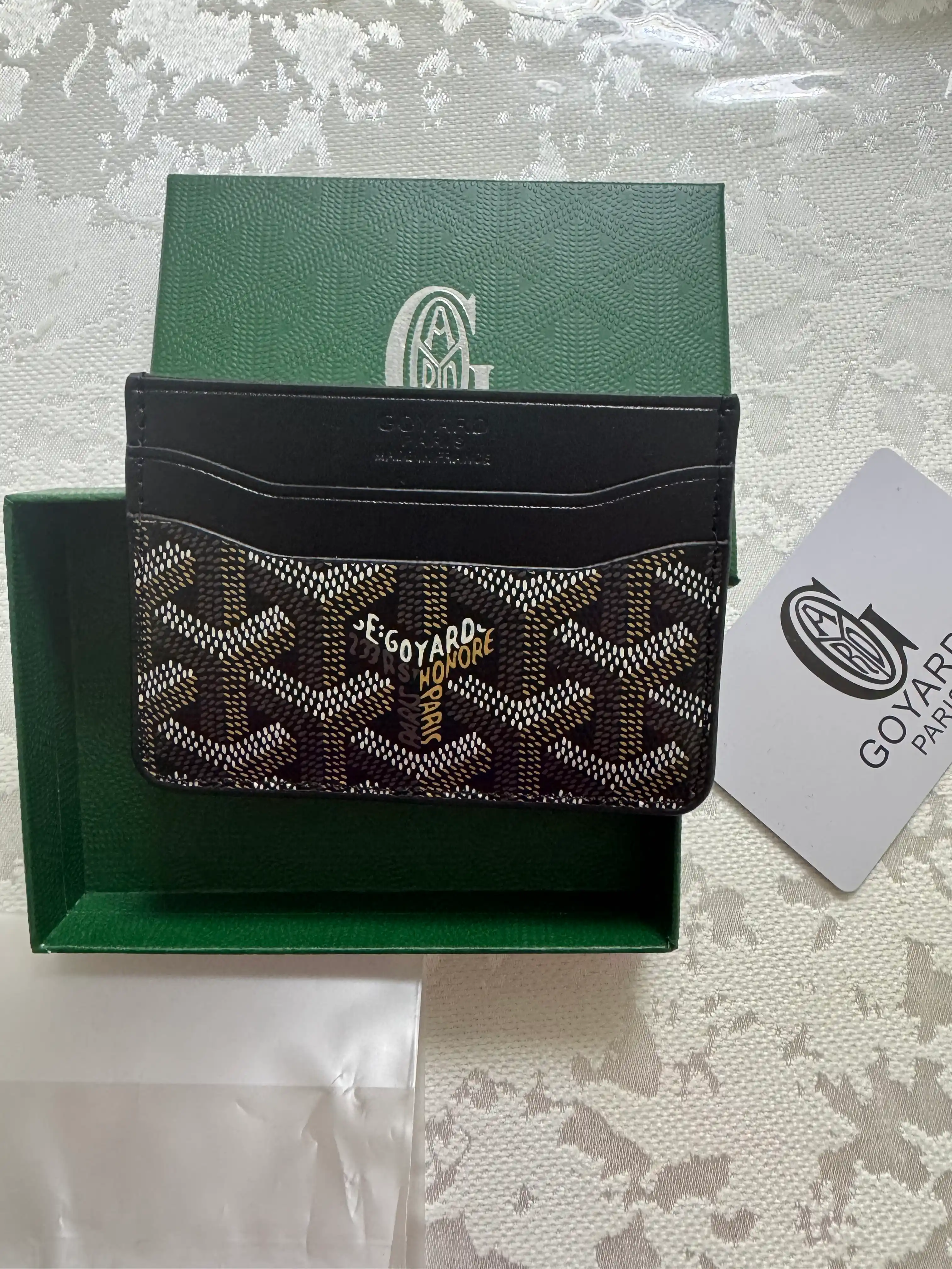 Karta egasi tashrif qog‘ozi, Goyard hamyoni va hujjat qutisi