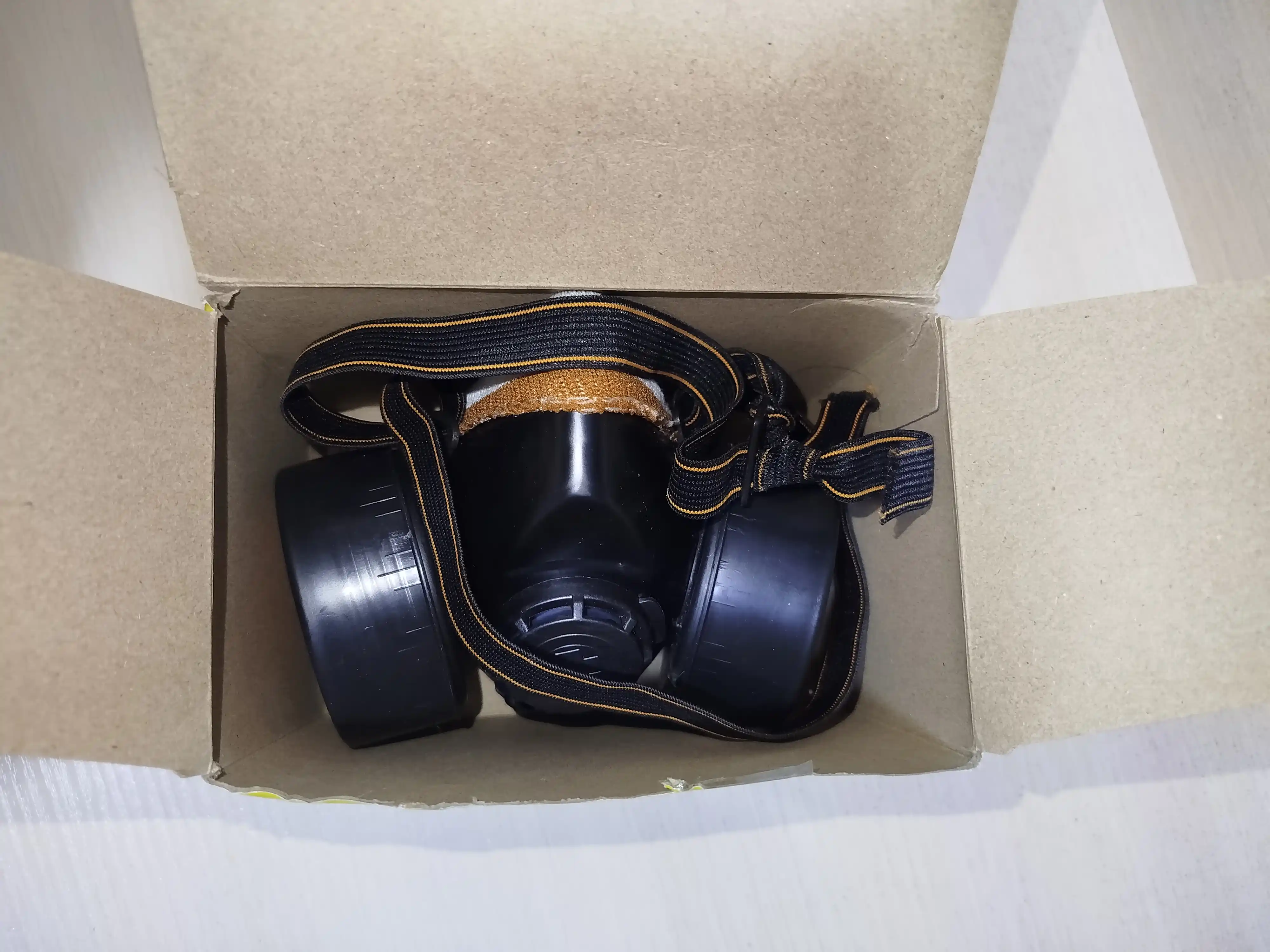 Ro'yxatdan o'tish mumkin chang va kimyoviy respirator NP 306