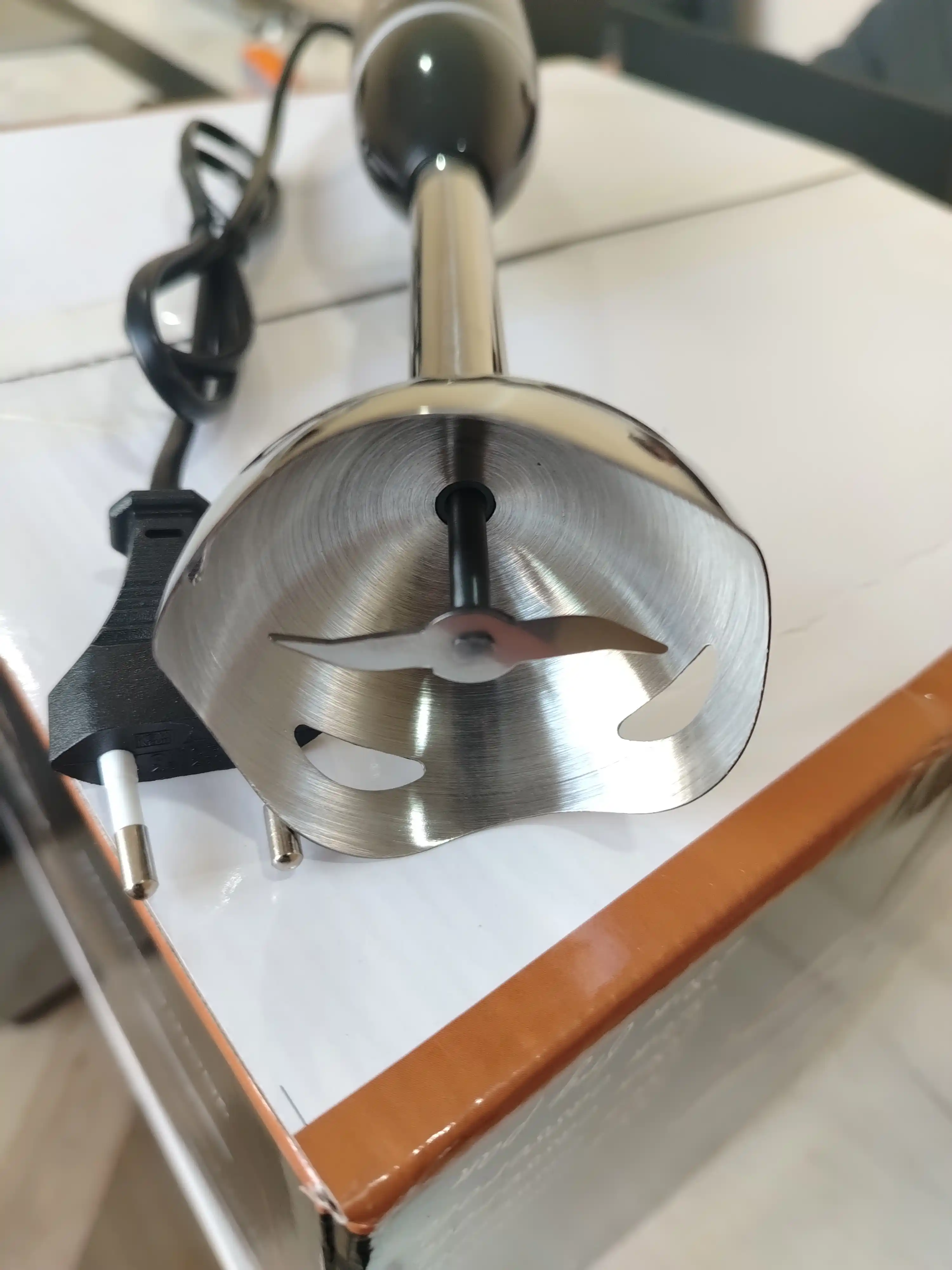 Elektr qo‘l blender Sonifer 200W — smuzi va sharbatlar tayyorlash uchun
