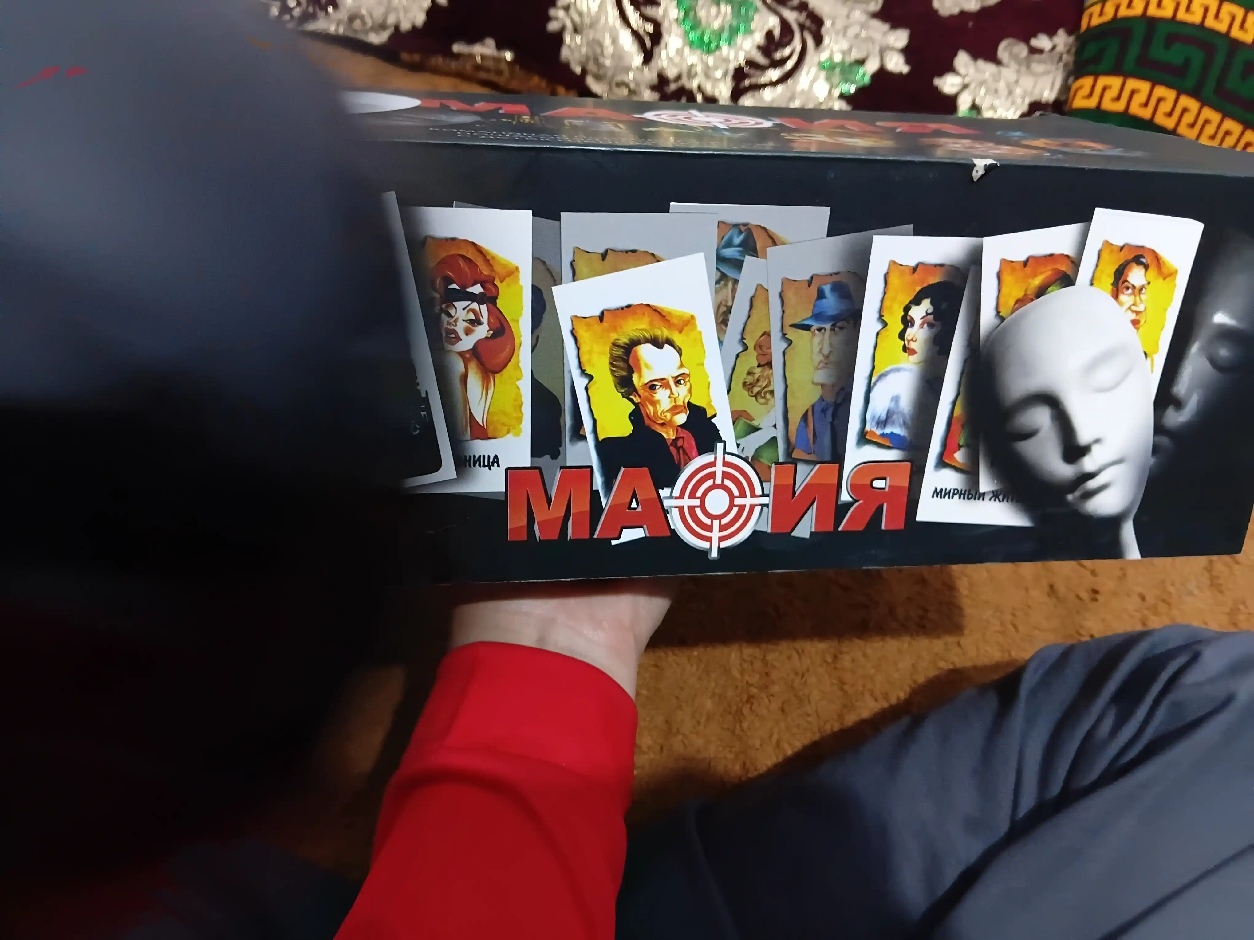 Mafia o'yini, niqoblar bilan, do'stlar bilan dam olish va o'ynash uchun
