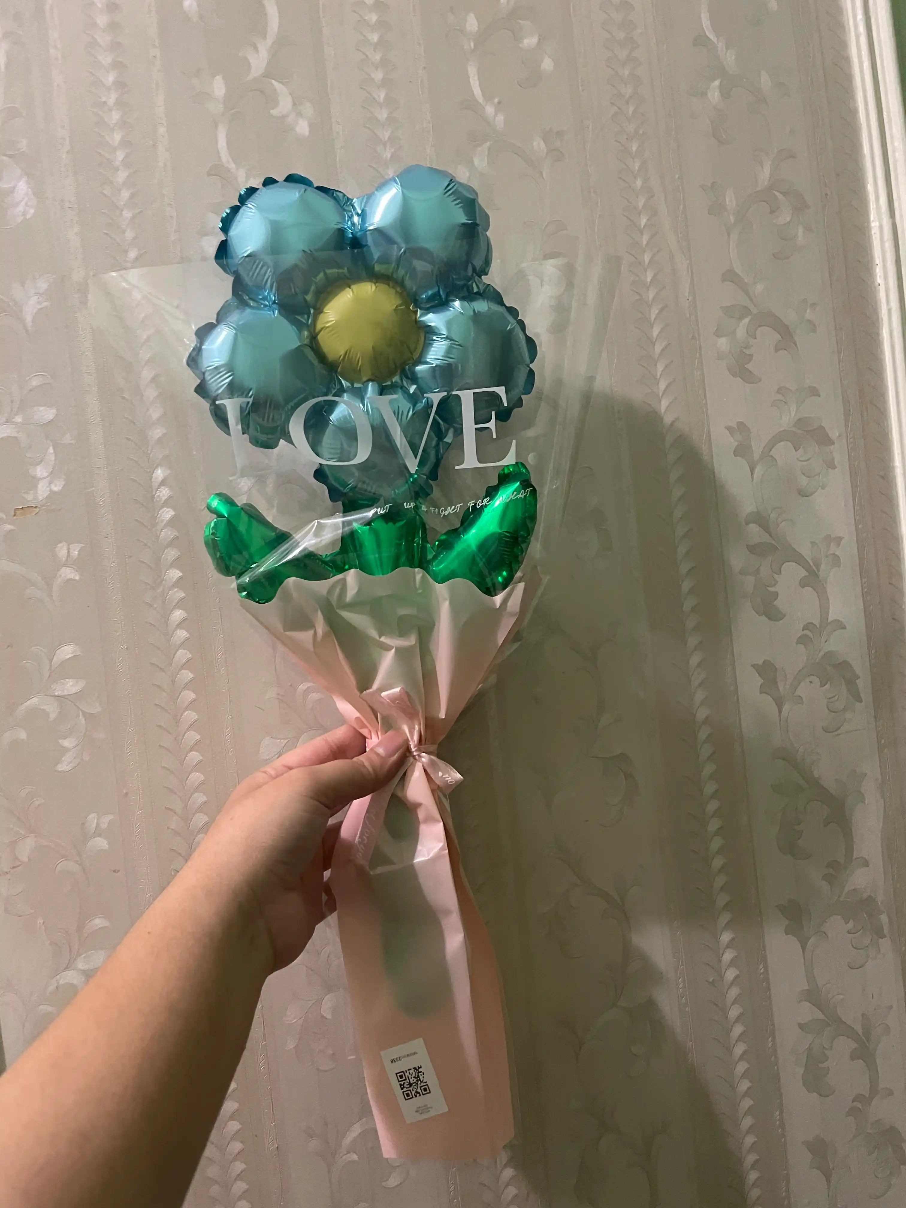 Folgali shar gul buketi “LOVE” – sovg‘a uchun romantik dekor