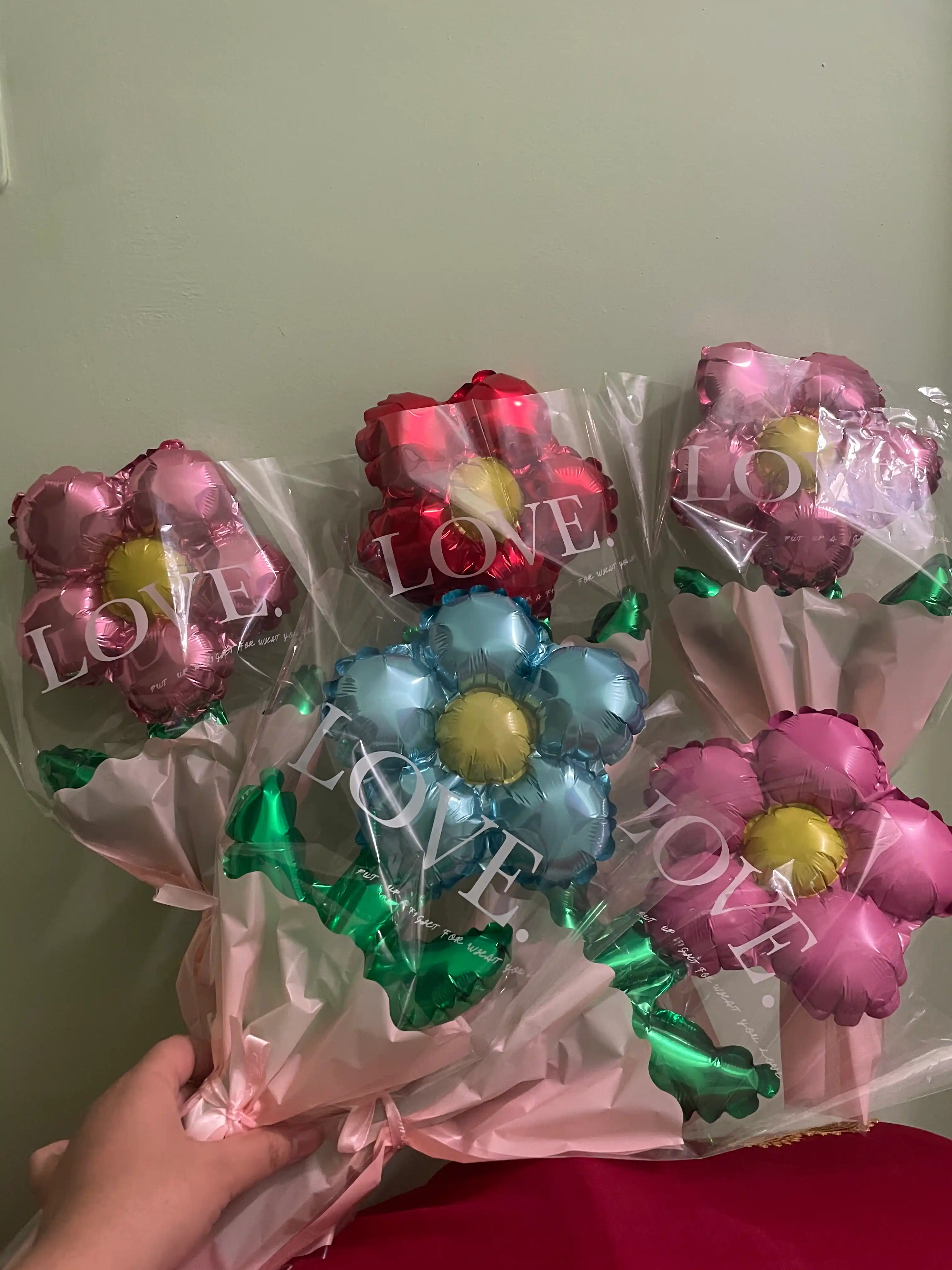 Folgali shar gul buketi “LOVE” – sovg‘a uchun romantik dekor