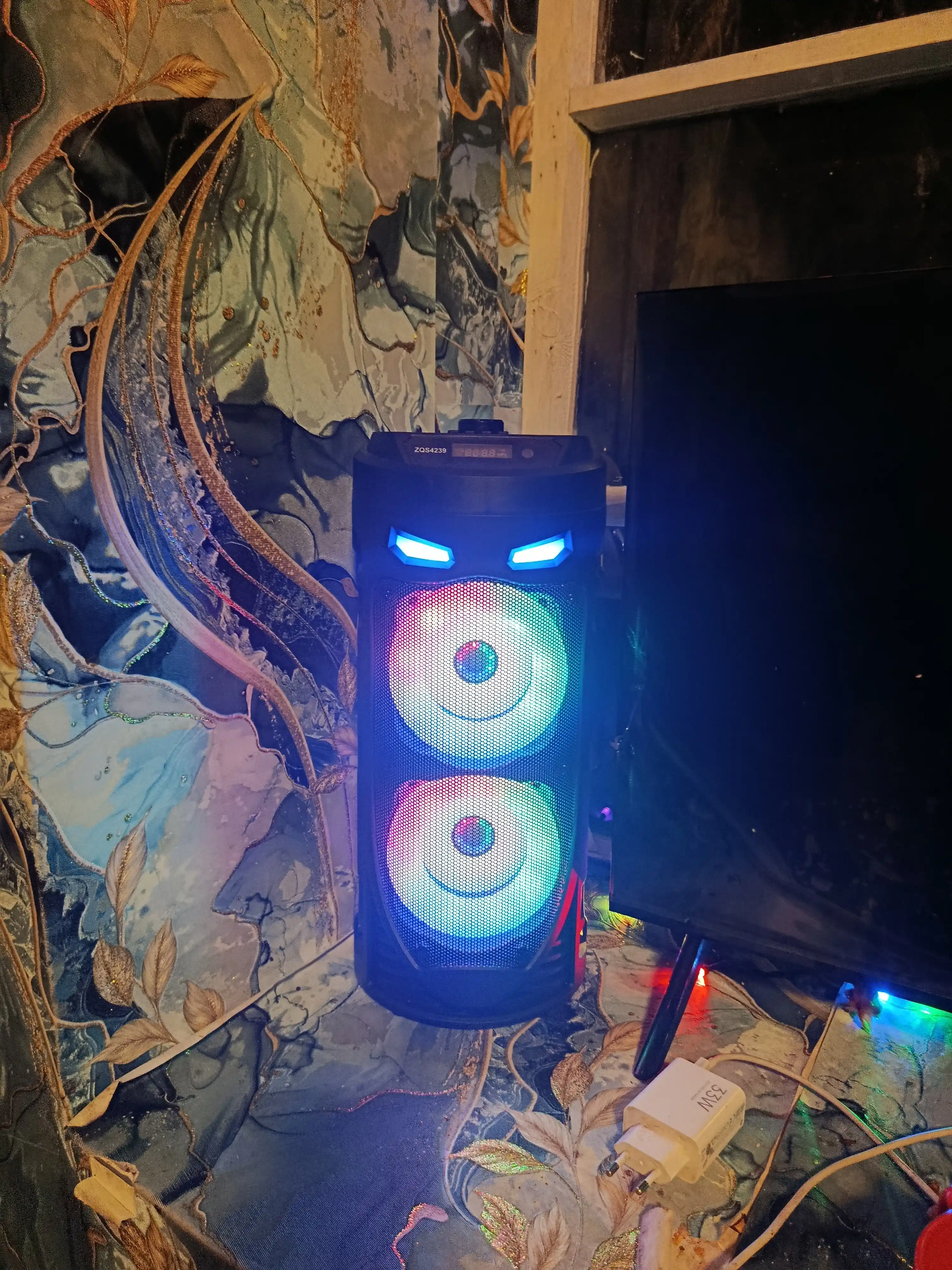 Kolonka karaoke simsiz portativ ZQS Bluetooth bilan, mikrofon va RGB yoritgich bilan