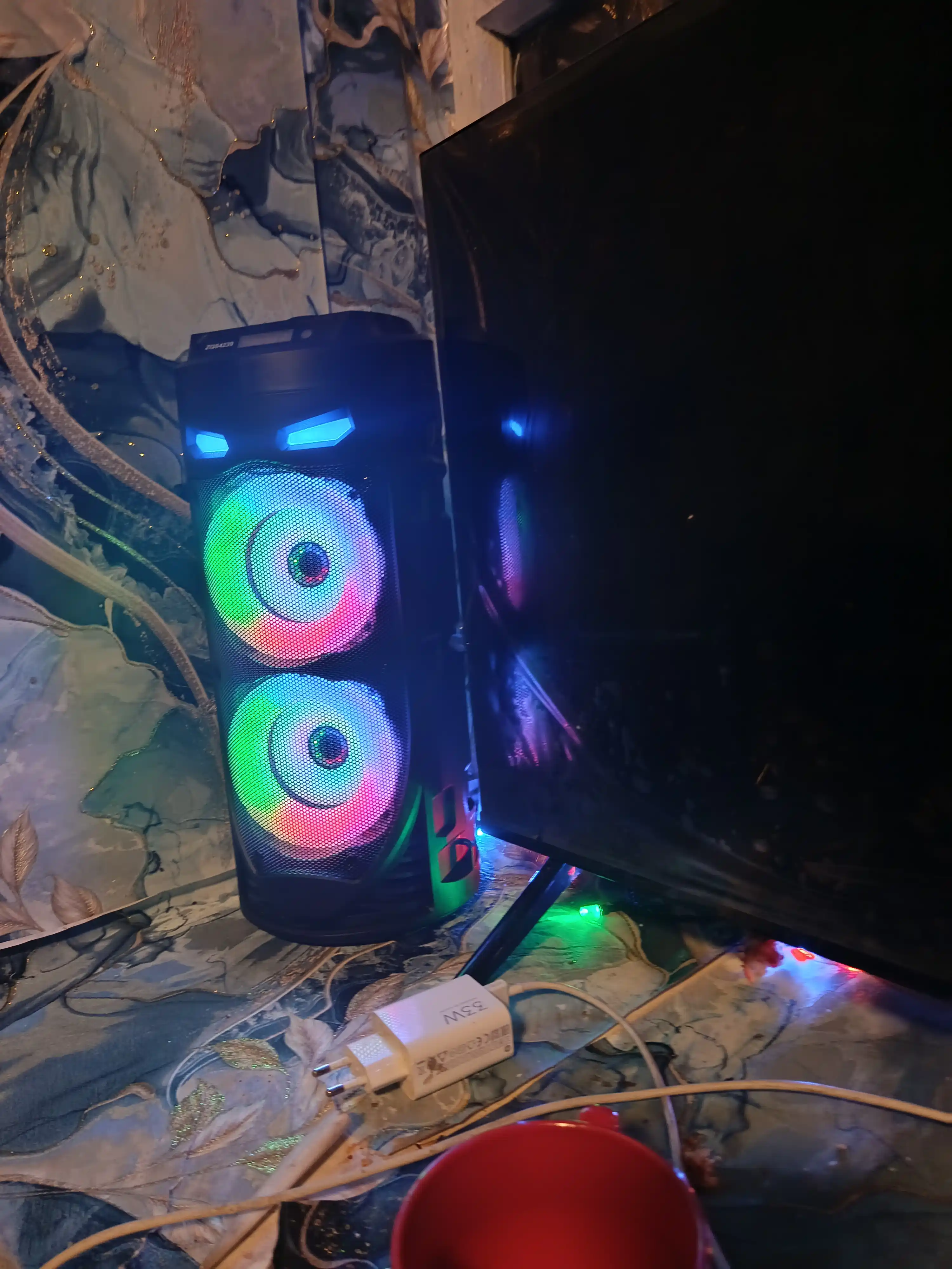 Kolonka karaoke simsiz portativ ZQS Bluetooth bilan, mikrofon va RGB yoritgich bilan