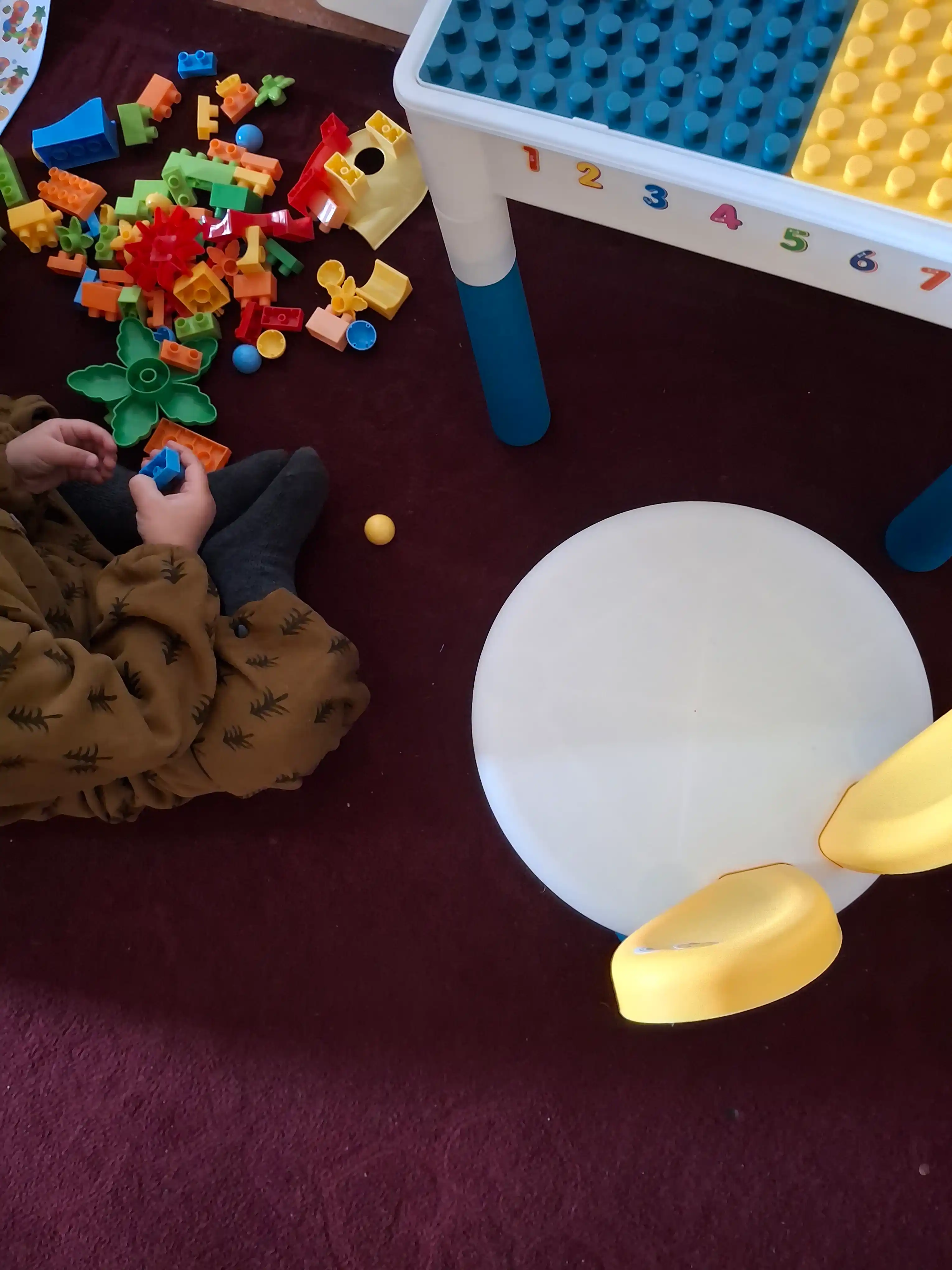 Bolalar stoli va stul, to‘plamda lego kubiklari bilan