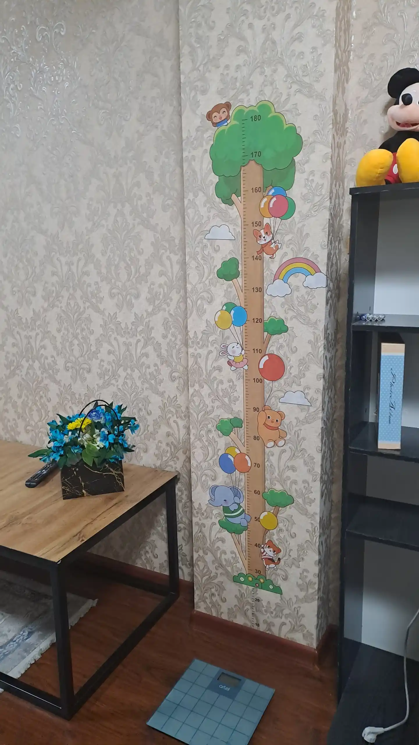 Bolalar bo‘yi o‘lchov lineykasi devorga yopishtiriladigan
