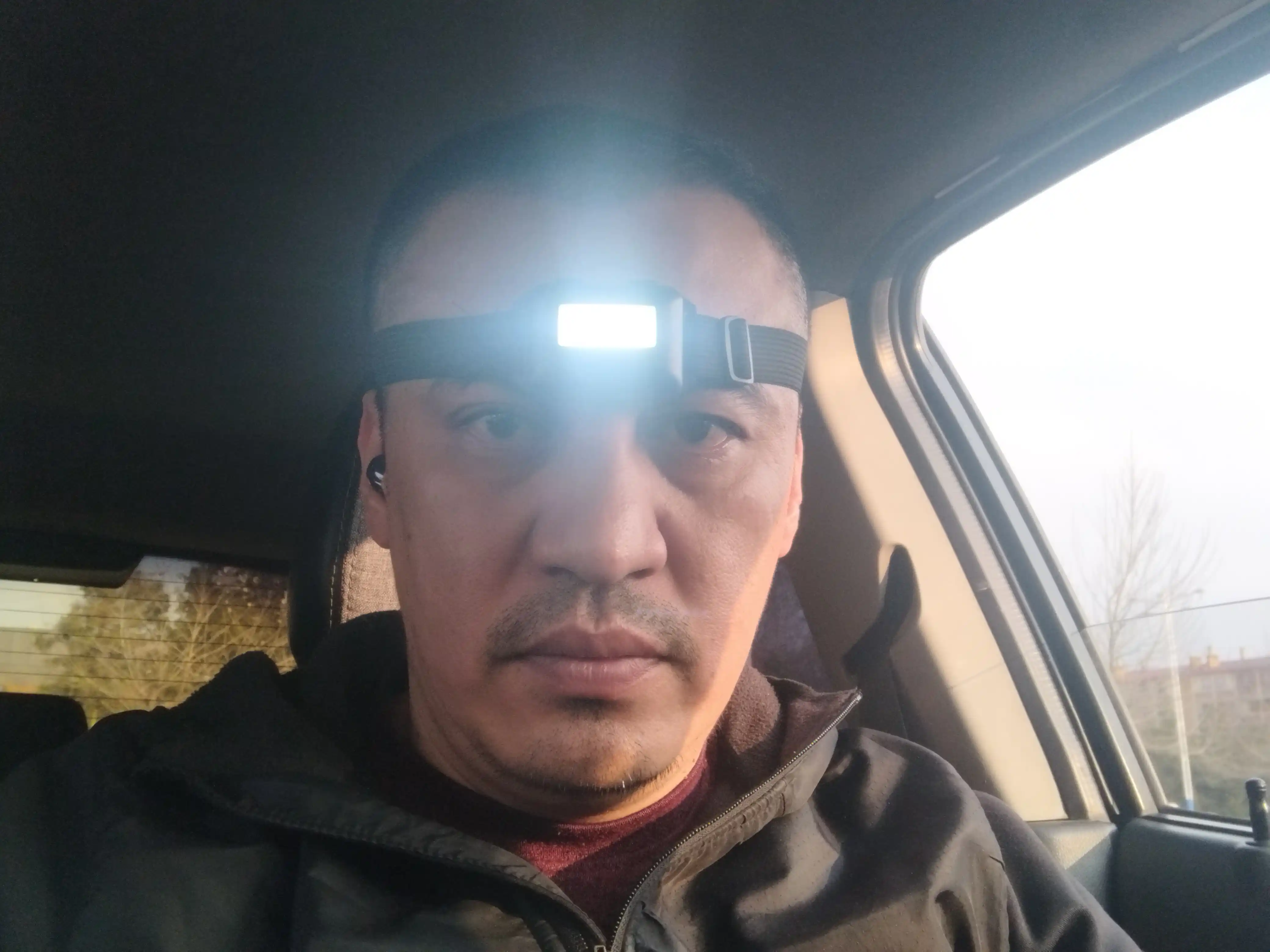 Походный туристический налобный фонарь на батарейках HeadLamp 