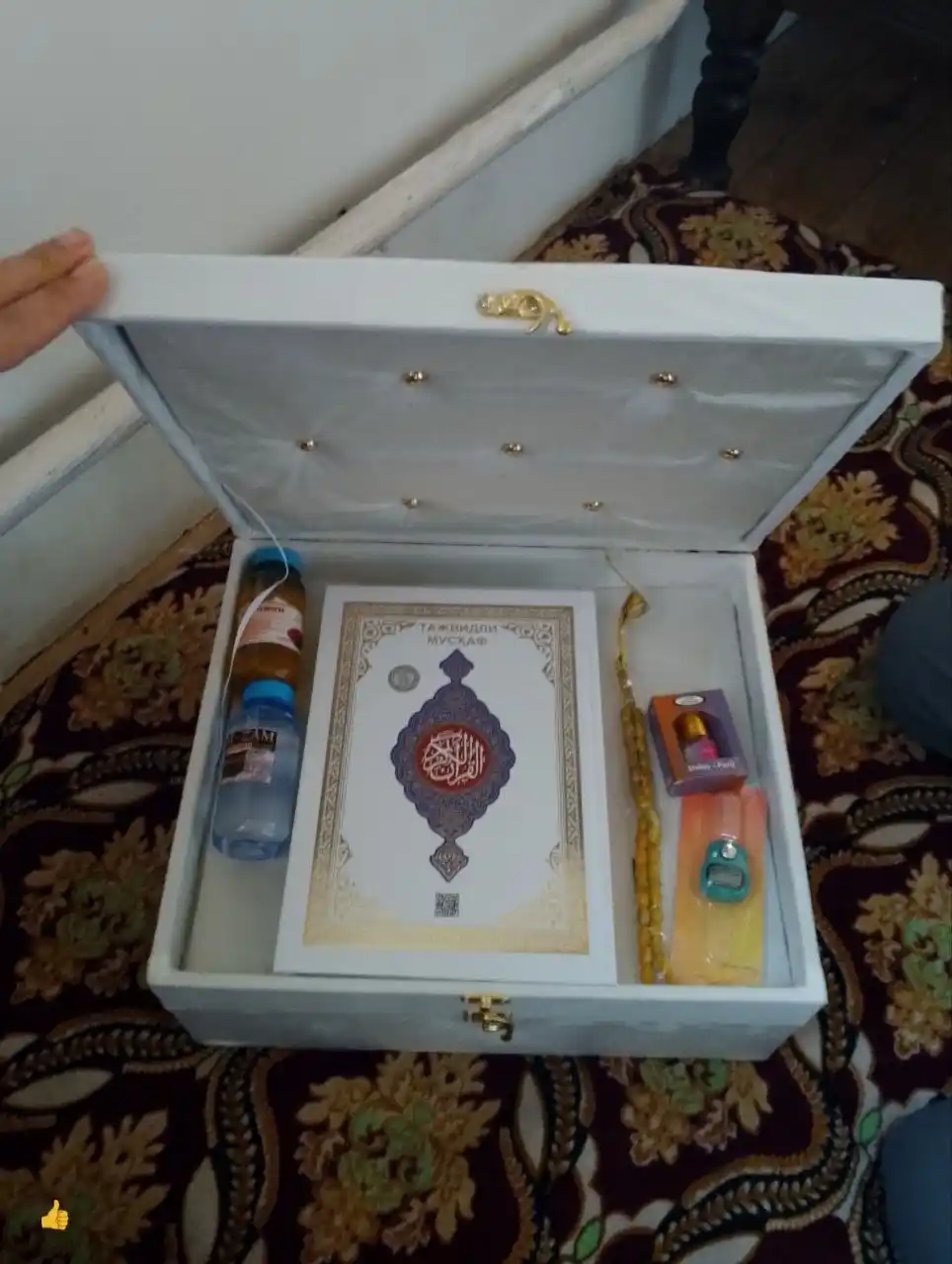 Diniy to'plam ibodat , Arabcha Qur'oni kitobi, joynamoz, tasbeh, zam zam - sovg'a qutisida