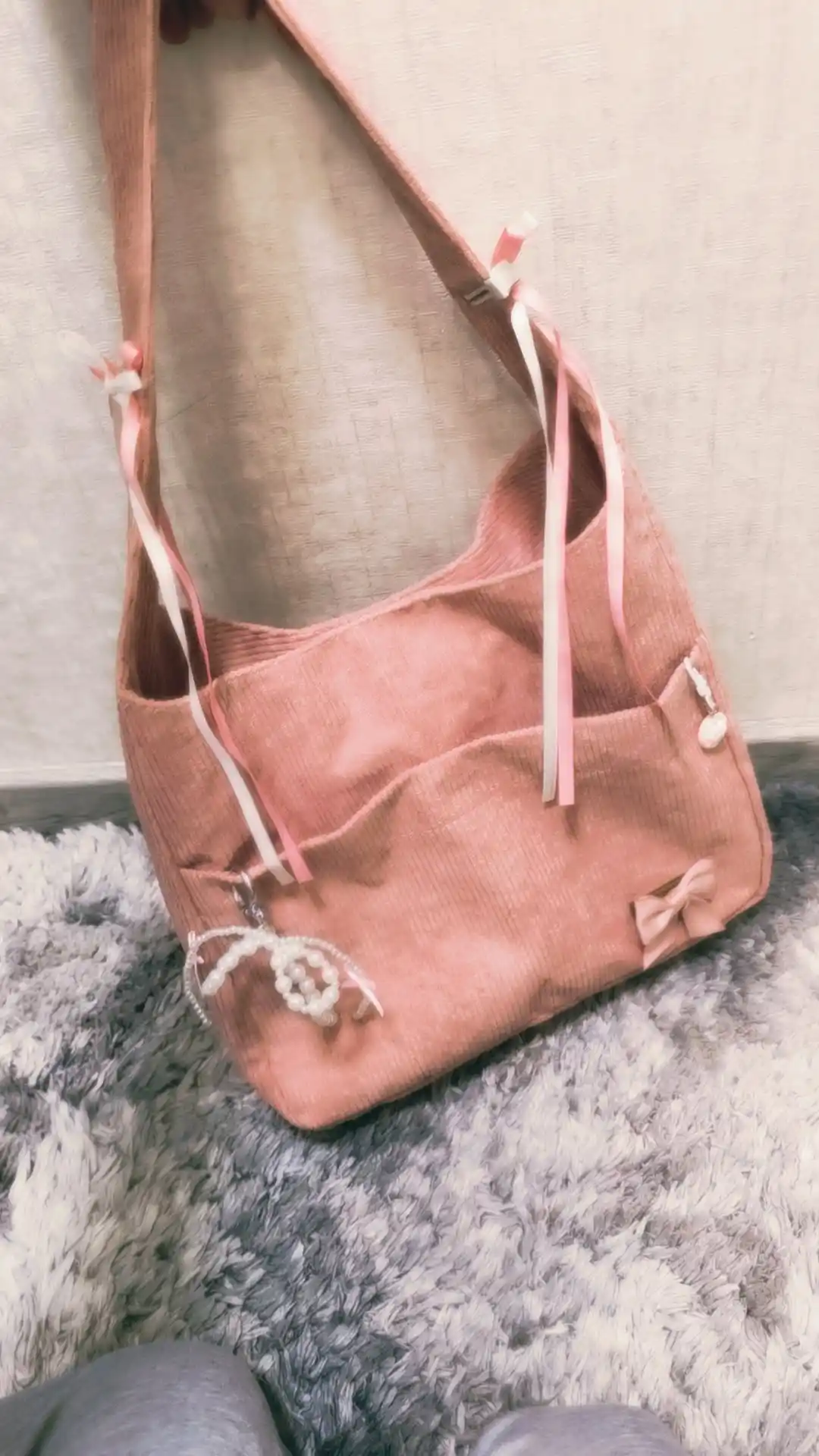 Ayollar shopper sumkasi, baxmaldan, yelkaga taqiladigan, 4 xil rangda: qora, jigar rang, oq, pushti
