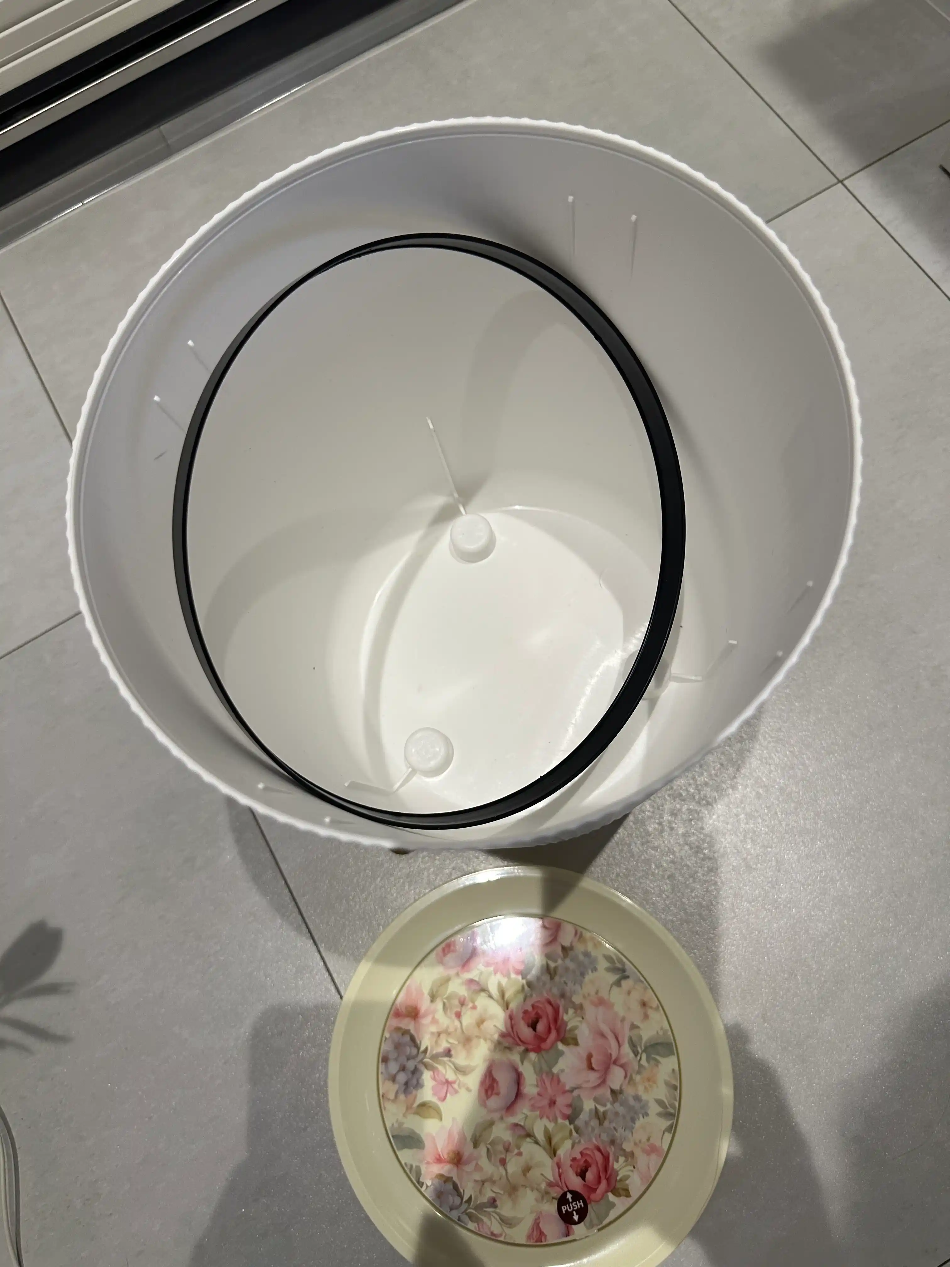 Bosiladigan qopqoqli, oyoqli dizaynli 7L chiqindi chelaki