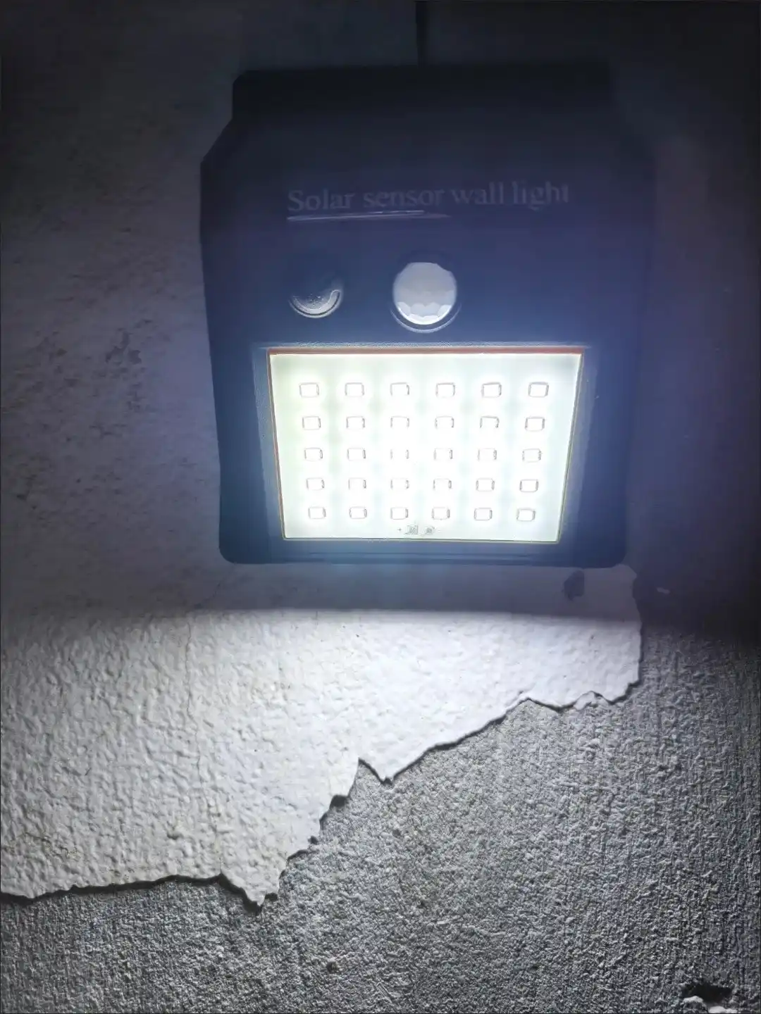 Quyosh energiyali devor chirog‘i 20 LED harakat datchikli tashqi yoritish